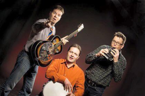 Rambling Blues Trio koncert - 2016. �prilis 22.-�n p�nteken, Rambling Blues Trio koncertj�n vehetnek r�szt a Jazz Caf�ban.

A szegedi sz�khely� Rambling Blues Trio egyike Magyarorsz�g legr�gebbi, ma is akt�van m�k�d� akusztikus blues zenekarainak.

A form�ci�t Kir�ly Vajk git�ros-�nekes alap�totta 1993-ban, jelenlegi t�rsai Hrabovszky Tam�s sz�jharmonik�s-�nekes �s Szab� Csaba �t�hangszeres. A zenekar neve (rambling, angol sz� – k�sz�l�, csavarg�) a m�soron tartott reperto�r sokoldal�s�g�ra utal: a tagok szerte�gaz� �rdekl�d�si k�r�kb�l ad�d�an sz�vesen barangolnak a blues �s a tradicion�lis amerikai n�pzene k�l�nb�z� �gai k�z�tt.

http://www.ramblingblues.hu/
https://www.youtube.com/watch?v=lDBmgKfGFBM