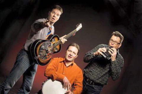 Rambling Blues Trio koncert - 2016. április 22.-én pénteken, Rambling Blues Trio koncertjén vehetnek részt a Jazz Caféban.

A szegedi székhelyû Rambling Blues Trio egyike Magyarország legrégebbi, ma is aktívan mûködõ akusztikus blues zenekarainak.

A formációt Király Vajk gitáros-énekes alapította 1993-ban, jelenlegi társai Hrabovszky Tamás szájharmonikás-énekes és Szabó Csaba ütõhangszeres. A zenekar neve (rambling, angol szó – kószáló, csavargó) a mûsoron tartott repertoár sokoldalúságára utal: a tagok szerteágazó érdeklõdési körükbõl adódóan szívesen barangolnak a blues és a tradicionális amerikai népzene különbözõ ágai között.

http://www.ramblingblues.hu/
https://www.youtube.com/watch?v=lDBmgKfGFBM