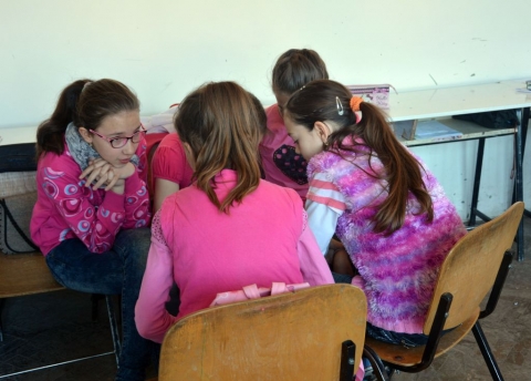 Iskola m�sk�nt az �t�dikesekn�l - A Z�ld Nap Egyes�let csapata p�nteken az Iskola m�sk�nt utols� napj�n a k�zdiv�s�rhelyi Tur�czi M�zes Gimn�zium �t�dik oszt�lyosait l�togatta meg, egy k�t �r�s k�rnyezetv�delmi aktivit�s lebonyol�t�sa �rdek�ben. Az egyes�let Salamon Ferenc pedag�gusnak a megh�v�s�nak tett eleget. Az esem�nyen k�sz�lt fot�k megtekinthet�ek az egyes�let facebook oldal�n.

A foglalkoz�son a 26 r�sztvev�nek lehet�s�ge volt sz�mos inform�ci�t megtudni �rm�nyorsz�gr�l Zhenya Ohanyan EVS �nk�ntes�nk tolm�csol�s�ban, betekint�st nyerve az �rm�ny �r�s rejtelmeibe is. Ezt k�vet�en csapatokat kialak�tva k�l�nb�z� strat�gi�kat dolgoztak ki az �t�dikes di�kok egy k�pzeletbeli telep�l�s megment�s��rt. Mind a hat csoport nagyon hat�konynak bizonyul� megold�sokat fejlesztettek ki, �gy b�tran kijelenthetj�k, hogy a Bartab�s nev� fikt�v telep�l�s sikeresen megment�d�tt az �t �rt szennyez�sekt�l. Az 'Egy k�pzeletbeli telep�l�s megment�se' elnevez�s� interakt�v foglalkoz�s a Z�ld Nap suli projekt alatt �tdolgozott tev�kenys�g, mely nagy sikernek �rvend a di�kok k�r�ben.
Ezzel a programmal a k�rnyezettudatos nevel�sre szerettek volna egy kicsit nagyobb hangs�lyt fektetni, illetve a gyerekek figyelm�t felh�vni arra, hogy jobban vigy�zzanak k�rnyezet�kre, ne pazaroljanak.

Szerz�: R�duly Attila