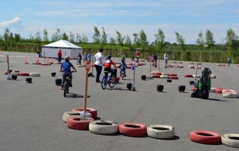 Biztons�gos ker�kp�ros k�zleked�sr�l a Mini maj�lison - �prilis 30-�n a New Fashion �s a Zarah Moden k�szruhagy�rak �ltal szervezett nagyszab�s� csal�di Mini maj�lisra megh�v�st kapott a Z�ld Nap Egyes�let csapata is. A szombat d�lel�tti rendezv�nyre a jelenl�v� k�zdisz�ki egyes�letek sz�nesebbn�l sz�nesebb programokkal k�sz�ltek, a Z�ld Naposok a ker�kp�r r�vid t�rt�nete ut�n a k�zleked�si szab�lyok �s a k�z�ti jelz�t�bl�k ismertet�s�re, gyakorlat�ra fektett�k a hangs�lyt.
 
A rendezv�nyr�l k�sz�lt fot�k megtekinthet�k a Z�ld Nap Egyes�let facebook oldal�n.
 
Megfigyelhet�, hogy a k�zleked�si szab�lyokat a legt�bb k�zleked�sben r�sztvev� nem ismeri megfelel� pontoss�ggal, amely sz�mos forgalmi helyzetben eredm�nyez bizonytalans�got. B�r a ker�kp�r mindennapi haszn�lat�hoz nem k�telez� jogos�tv�ny, a forgalomban val� biztons�gos k�zleked�shez a KRESZ ismerete elengedhetetlen. K�sz�nj�k a felk�r�st �s a seg�ts�get a k�szruhagy�rak vezet�s�g�nek, hogy ezen akci� keret�n bel�l t�bb sz�z gyerek gyakran a sz�l�vel kar�ltve megtanulhatott, �tism�telhetett n�h�ny alapvet� k�zleked�si szab�lyt.
 
Szerz�: R�duly Attila
