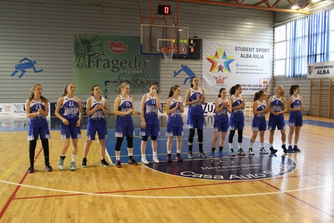 U18-as l�nyd�nt� Gyulafeh�rv�r, 1. napi �sszefoglal� - Fontos gy�zelemmel indult a KSE-ISK csapata a gyulafeh�rv�ri U18-as d�nt� torna nyit� meccsen. K�t gyors egym�sut�ni tirgovistei kos�rral kezd�d�tt a m�rk�z�s, azt�n l�nyaink 6-6 -ra kiegyenl�tettek, majd �tvettek a vezet�st. A v�dekez�s�nk nagyszer�en m�k�d�tt, a t�mad�sban siker�lt a tirgovisteiek k�t “�ri�s�t” kicsalogatni a saj�t pal�nkja al�l �s a gyors ellent�mad�sainknak k�sz�nhet�en kilenc pontos el�nnyel z�rtuk az els� negyedet.
A m�sodik negyedben folytat�dott magabiztos j�t�kunk, �gy nagy sz�netre plusz 11 pontnak �r�lhet�nk. A sz�net ut�n csapatunk a fizikailag kiss� visszaesett, t�bb k�nnyelm�en eladott labd�nk volt �s k�zben a szem�lyi hib�k is bal j�sl�an gy�ltek. A tirgovistei csapat �lt a k�n�lkoz� lehet�s�ggel �s nyolc ponttal megnyerte a negyedet. Az utols� j�t�kr�sz rendk�v�l izgalmasra sikeredett. Bartok Rita �t szem�lyi miatt m�g az elej�n a cserepadra ker�lt �s Biszak Bogi meg Kov�cs Reni is 4-4 szem�lyivel j�tszotta v�gig a negyedet. A  ,”h�tulr�l j�v� csapat lend�let�vel” felz�rk�z� pedig vesz�lyesen megk�zel�tett�k az eredm�nyjelz� t�bl�n. 
A m�rk�z�s kulcspontja az utols� 58 m�sodpercben volt 60-58-as �llasn�l, mikor Bimb� Eszter, a szem�lyi hib��rt meg�t�lt mindk�t b�ntet�j�t hidegv�rrel �rt�kes�tette. Brav� l�nyok, nagyot k�zdtetek!

KSE-ISK- Tirgoviste ISK 62-58 (19-10; 12-10; 12-20; 19-18)