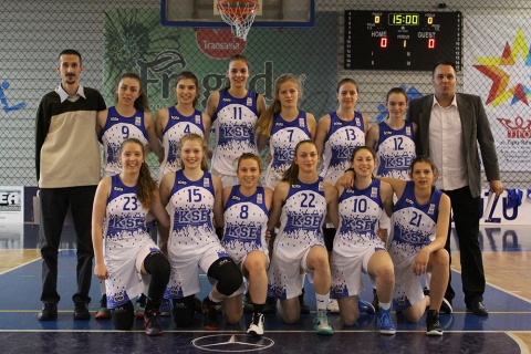 U18-as l�nyd�nt� Gyulafeh�rv�r, 2. napi �sszefoglal� - U18-as l�nyd�nt� Gyulafeh�rv�r, 2. nap

Csapatunk a m�sodik napi m�rk�z�s� magabiztos j�t�kkal indult, l�nyaink mar az els� percekt�l kez�kbe vett�k a kezdem�nyez�st �s negyedr�l negyedre n�veltek el�ny�ket a tabellan. A h�zigazda csapat a k�l�nbs�g ellen�re kem�ny di�nak bizonyult, az utols� percekig “kapaszkodott”. 
A nap m�sik k�t m�rk�z�sen a pap�rforma igazol�dott az Alexandria 60-50 aranyban legy�zte a Brass� CSU-t �s a Kolozsv�r NBS pedig 60-39-re a Tigoviste ISK-t. 


KSE-ISK- Tirgovistei ISK 63-39 (15-11; 16-9; 16-12; 16-7)

A t�bl�zat az els� k�t nap ut�n
1. Kolozsvar-i NBS 4p
2. KSE-ISK 4p
3. Alexandria ISK 4p
4. Tirgoviste ISK 2p
5. Brass� CSU 2p
6. Gyulafeh�rv�r SPL 2p

A mai program: 
14:00 KSE- Alexandria ISK
16:00 Tirgoviste ISK- CSU Brass�
18:00 Kolozsvar NBS-Gyulafeh�rv�r SPL
