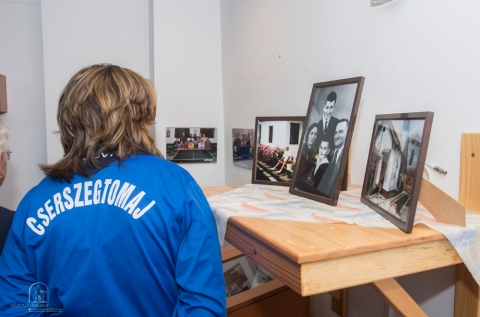 Dobolyi Alad�r K�zdiv�s�rhely d�szpolg�ra lett - Dobolyi Alad�r K�zdiv�s�rhely d�szpolg�ra lett

Kossuth Lajos, B�r� Wessel�nyi Mikl�s, B�r� Szentkereszty Stef�nia, Wilhelm Wegener �s Coos Henneveld ut�n Dobolyi Alad�r asztalitenisz edz� neve is felker�lt a polg�rmesteri hivatalban tal�lhat� d�szpolg�rok t�bl�j�ra. A n�hai edz�nek �nnep�lyes keretek k�z�tt �t�lt�k oda a d�szpolg�ri c�met, kinevez�se mellett az � nev�t vette fel a k�zdiv�s�rhelyi asztalitenisz terem, elk�sz�lt egy eml�kterem, �s szobrot is avattak. 
https://www.kezdi.info/documents/kezdi_info_document_4033.jpg
https://www.kezdi.info/documents/kezdi_info_document_4034.jpg
https://www.kezdi.info/documents/kezdi_info_document_4035.jpg
A d�szpolg�ri avat�s �s n�vad� �nneps�g m�jus 6-�n, p�nteken d�lut�n megeml�kez�ssel kezd�d�tt, amelyen Bokor Tibor, a c�hes v�ros polg�rmestere, a d�szpolg�rr� avat�s kezdem�nyez�je b�cs�zott Dobolyi Alad�rt�l, n�hai koll�g�j�t�l. „V�rosunk sz�m�ra kincset �r� embereket nehezen enged�nk el, ez�rt m�ly f�jdalommal �s neh�z sz�vvel b�cs�ztunk Dobolyi Alad�rt�l, mindenki Ali b�csij�t�l, aki asztalitenisz edz�k�nt, sportemberk�nt, a v�ros fiatal tehets�ges sportol�inak mentorak�nt �regb�tette a c�hes v�ros h�rnev�t. (...) T�voz�s�val nemcsak a v�ros, a Nagy M�zes Sportklub, de K�zdiv�s�rhely spor�lete is sokat vesz�tett. Hi�ny�t csak megszokni, p�tolni semmik�pp sem lehet. Elvesz�tett�nk egy nagyszer� embert, egy kimagasl� sportedz�t, K�zdiv�s�rhely „�remkov�cs�t” – fogalmazott a polg�rmester, aki t�bb �ven kereszt�l, m�g a Nagy M�zes Elm�leti L�ceum igazgat�jak�nt dolgozott egy�tt az asztalitenisz edz�vel. Ekkor f�z�d�tt szorosabbra bar�ts�guk is, „a legjobban tal�n azt szerettem benne, hogy mindig l�tta a k�vetkez� l�p�st, mindig volt egy �jabb �tlet, egy �jabb c�l el�tte” – gondolt vissza bar�ts�gukra. „K�l�n�sebb indokl�st, azt hiszem, nem ig�nyel a javaslatom, csak azt b�nom, hogy a javaslatot nem akkor tettem meg, amikor egy er�s k�zfog�s �s meleg �lel�s mellett szem�lyesen vehette volna �t ezt a kit�ntet�st” – z�rta gondolatait a polg�rmester. 

„Kimondani is f�j, pont � hi�nyzik a mai �nnepl�sr�l” – kezdte a m�ltat�st J�zsa Ir�n magyartan�r. „�rezhette � is, m�r �let�ben d�szpolg�runk volt, tan�tv�nyainak, sportt�rsainak a Mester, sz�munkra az ember, a bar�t. (...) Hosszasan lehet besz�lni azokr�l a jellemvon�sokr�l, amelyek �ltal kiemelkedett k�z�ss�g�nkb�l: els�sorban az embers�gr�l, ami mindenkit leny�g�z�tt, term�szetess� t�v�n a szigort, amellyel fegyelemre nevelte tan�tv�nyait, az akarater�t, munkab�r�st, �nfel�ldoz�st, lelkesed�st, ami n�lk�l nem lehet bajnokokat nevelni. (...) �gy �rzem, Ali, Alika, a fiatalabbaknak Ali b�csi a vil�g legszerencs�sebb emberei k�z� tartozott, hiszen megadatott sz�m�ra, hogy szenved�lye, az asztaltenisz, �lete, csal�dja, �r�me, sikere lehessen” – hangs�lyozta J�zsa Ir�n. 
https://www.kezdi.info/documents/kezdi_info_document_4036.jpg
https://www.kezdi.info/documents/kezdi_info_document_4037.jpg
https://www.kezdi.info/documents/kezdi_info_document_4038.jpg
https://www.kezdi.info/documents/kezdi_info_document_4039.jpg
A Nagy M�zes Sportklub r�sz�r�l Bejan Andr�s, a Nagy M�zes Elm�leti L�ceum igazgat�ja mondott megeml�kez� besz�det. „A k�zdiv�s�rhelyi asztalitenisz teremben ma �jb�l, de m�sk�nt pattan a kis feh�r labda. (...) A mai nap azt bizony�tja, hogy az � hite, szeretete, bizalma m�r �ttev�d�tt bel�nk, akik �t nagyon tisztelt�k, szerett�k. De mit tanulhattunk T�le az �vek sor�n? Els�sorban sportszeretetet, kitart�st, pontoss�got, fegyelmet, rendszeretetet, embers�get. � hitt az �nzetlen bar�ts�gban, a mindenkori gy�zelemben, a sikerben, az �nfel�ldoz� munk�ban, a betegs�g legy�z�s�ben. (...) Ma is hallom a s�r�st�l elcsukl� hangj�t, mikor besz�molt utols� bajnoki c�m�nkr�l” – eml�kezett az igazgat�.

A besz�dek ut�n az eml�kt�bl�t Bokor Tibor polg�rmester �s Dobolyi Levente, Dobolyi Alad�r keresztfia leplezte le. Dobolyi Alad�rt�l a normandiai Mont Saint-Aignan-i asztaliteniszez�k is b�cs�ztak, �k �gy �zentek az edz�nek: Dobolyi Alad�r kiemelked� emberi �s sportol�i tulajdons�gokr�l tett tan�bizonys�got. Sikeresen egyes�tette edz�i munk�j�ban a fegyelmet, a hat�rozott ig�nyess�get, a munka tekint�ly�t, ezeket az �rt�keket adta �t tan�tv�nyainak. Mindez megnyilv�nult minden emberi, edz�i, sportol�i �s tan�ri tev�kenys�g�ben”.

A r�la elnevezett asztalitenisz terem foly�s�j�n Vetr� B. Andr�s szobr�szm�v�sz alkot�s�t, Dobolyi Alad�r szobr�t Bejan Andr�s �s Kerekes Barnab�s, az asztalitenisz szakoszt�ly vezet�je leplezte le. Ezt k�vet�en M�sz�ros Gy�rgy, a  vajdas�gi asztaliteniszez�k r�sz�r�l b�cs�zott, majd D�vid Imre nyugalmazott tan�r, a bar�ti k�r gondolatait osztotta meg a jelenl�v�kkel. Az �nneps�g v�g�n mindenki megtekinthette Dobolyi Alad�r kup�ib�l, �rm�ib�l, legeml�kezetesebb esem�nyeib�l megnyitott eml�ktermet. 