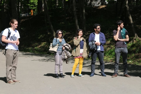 �rkez�s ut�ni tr�ning Szebenben  - �prilis 24-30 k�z�tt Szebenben ker�lt megszervez�sre az EVS �nk�ntesek �rkez�s ut�ni tr�ningje, melynek l�nyege az �nk�ntesek felk�sz�t�se a projektj�kre. A Nemzeti Iroda �ltal szervezett k�pz�s sor�n r�szletesen �s sok oldalr�l, k�l�nb�z� m�dszerekkel megk�zel�tve adt�k �t a k�pz�k az Eur�pai �nk�ntes Szolg�lat l�nyeg�t. Az 50 r�sztvev� megtudhatta mi a c�lja az �nk�ntes szolg�latnak, milyen munk�t v�rnak t�l�k, mit v�rjanak el magukt�l, hogy �s mik�pp tudnak a legt�bbet kihozni ebb�l az �vb�l ugyanakkor mire is kell vigy�zzanak.

Az esem�nyen k�sz�lt fot�k az egyes�let facebook oldal�n tekinthet�ek meg.

Az al�bbiakban Zhenya Ohanyan a Z�ld Nap Egyes�let �rm�ny �nk�ntese gondolatait ismerhetj�k meg aki, Silvia Blanco Gonzalez �s Enrique De Paz Miguel spanyol �nk�ntessel vett r�szt az egy hetes tr�ningen.

' Ez a h�t �rdekesnek bizonyult minden egyes �nk�ntes sz�m�ra. H�rom k�l�nb�z� csoportba osztva k�t tr�ner seg�tett abba, hogy elsaj�t�tsuk az �jonnan hallott inform�ci�kat. Miel�tt meg�rkezt�nk volna a helysz�nre tele voltunk f�lelmekkel, agg�dtunk, hogy egy unalmas k�pz�s el�tt �llunk, �s az a kellemes meglepet�s �rt, hogy t�vedt�nk, hiszen egy hasznos �s sz�rakoztat� id�szakot tudhatunk magunk m�g�tt. Az eredetileg az “On Arrival Training – OAT” nevet visel�, magyar ford�t�sban �rkez�si Tr�ninget -mint ahogy az elnevez�s is sejteti- �ltal�ban az �nk�ntes szolg�lat�nak kezdetekor szok�s lebonyol�tani, seg�tend� a fiatalok beilleszked�s�t, nyelv�r�kat biztos�tva, alaposan k�r�lj�rva a “Mi az EVS �s mit is jelent sz�munkra” k�rd�sk�rt. A rendezv�ny sor�n megl�togattuk az Astra nev� csod�latos falum�zeumot Szebenben, amely bemutatja Rom�nia k�l�nb�z� r�gi�t, telep�l�seit. Az �nk�ntesekkel azt a feladatot kaptuk, hogy megkeress�k a saj�t megy�nket, sajnos nek�nk ez a feladat nem siker�lt. A k�pz�k megadt�k nek�nk Szeben felfedez�s�nek lehet�s�g�t is, �gy csapatokra osztva kellett megismerkedn�nk, az �rdekes port�kkal, hidakkal, utc�kkal. Ugyanakkor sz�ba is kellett �lljunk a helyi k�z�ss�ggel a t�rsadalmi kapcsolatokr�l �rdekl�dve.
�sszegz�sk�nt az egy�tt t�lt�tt h�t csod�latos volt, sok �j bar�tra tett�nk szert, t�bbet tudtunk meg az EVS–r�l az �rdekesebbn�l �rdekesebb j�t�kokon kereszt�l. Majd a j�t�kok ut�n megbesz�l�seket tartottunk �s a tr�nerek hasznos tan�csokkal l�ttak el benn�nket. Ugyanakkor az �nk�ntesek is tan�csokat, hasznos inform�ci�kat osztottak meg egym�s k�z�tt. '