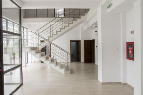 Elkészült a Gábor Áron Líceum campusa - Tegnap délelőtt adta át a kivitelező cégcsoport – a Baumaister Kft., a Conico Rt. és az Ördög Kft. – a kézdivásárhelyi Gábor Áron Szakképző Líceumnál végzett munkálatokat. A terepszemle után Bokor Tibor polgármester és Gábor Rezső iskolaigazgató sajtótájékoztatót tartott.
Az elöljáró elmondta: 2007-ben a campus-program keretében indult el az iskola felújítása, de a program csak egy-két évig működött országos szinten, majd pénzhiány és szervezetlenség miatt a beruházások félbemaradtak. 2009-ig közel 4,5 millió lejt költöttek, a folytatásra azonban csak 2014-ben sikerült pénzt szerezni, így a Regionális Operatív Program jóvoltából a napokban befejezték az építkezést.
Bokor Tibor azt is elmondta, hogy menet közben nem módosíthatták az eredeti tervet, ezért a felújításból kimaradt a tornaterem és a tanműhely. Az újrakezdés után 18 millió 274 ezer lejes támogatásban részesült az önkormányzat. A beruházás legfontosabb célja – hangsúlyozta – a szakoktatás minőségének javítása, hiszen mindezek után más feltételek között zajlik a képzés, és a beiskoláztatási terv elkészítésekor figyelembe veszik majd a munkaerőpiac igényeit is.
A felújítás és bővítés során az iskola nyolc laboratóriummal, két kabinettel, illemhelyekkel, a két épületet összekötő 350 férőhelyes amfiteátrumos aulával, tizenöt tanári lakással bővült, a meglévő étkezdére ugyanakkora felületű emeleti rész került, és a konyhát is teljesen felújították. Bővült a bentlakás is, 180–200 személyt tudnak 5–6 férőhelyes lakrészekben elszállásolni.
Gábor Rezső az elmondottakhoz hozzáfűzte: a beruházás nem kizárólag az iskoláé, hanem a városé, és nincs igazuk azoknak, akik megkérdőjelezték, hogy szükség van-e ekkora étkezdére és bentlakásra. A bővítés során kialakított helyiségeket más tanintézmények, óvodák, általános iskolák és civil szervezetek is használhatják. A bútorzat nem szerepelt az eredeti tervben, erre egy éven belül újabb pályázatot nyújtanak be.
Forrás: Háromszék, Iochom István
