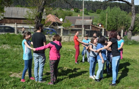 Madarak �s F�k Napj�r�l a k�zdik�v�ri Z�ld Nap suliban - A cs�t�rt�k�nk�nt megszervez�sre ker�l� Z�ld Nap suli programjak�nt a Z�ld Nap Egyes�let csapata a Madarak �s F�k Napj�r�l eml�kezett meg a k�zdik�v�ri di�kokkal k�z�sen. Az interakt�v tev�kenys�gek sor�n ismertett�k, hogy az ember egyre nagyobb t�rh�d�t�s�nak �s foly�szab�lyoz�s�nak k�vetkezt�ben �ri�si ter�leteken sz�ntek meg a vizes �l�helyek. A rendezv�nyen k�sz�lt fot�k megtekinthet�ek az egyes�let Facebook oldal�n.
 
Emiatt sz�mos �l�l�ny, k�zt�k a mez�gazdas�gban is hasznos madarak �lettere sz�nt meg. Ugyanakkor a k�l�nb�z� szeml�letform�l� j�t�kokkal c�ljuk volt felh�vni a figyelmet a term�szeti kincsnek sz�m�t� hazai erd�kben �l� gy�ny�r� f�kra is.
Finna Edit pedag�gusnak k�sz�nik a k�zdiv�s�rhelyi z�ldek a tev�kenys�g ut�ni meghitt fogadtat�st.

Szerz�: R�duly Attila