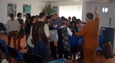 A tehets�ggondoz�sr�l tanultak - A k�zdiv�s�rhelyi Z�ld Nap Egyes�let 2014. febru�rj�t�l a Nemzeti Tehets�gseg�t� Tan�cs �ltal regisztr�lt tehets�gpontt� v�lt. Att�l a perct�l sz�m�tva az egyes�let egyik c�lkit�z�s�v� v�llt a tehets�ges gyerekek folyamatos felm�r�se �s adatb�zisba val� bevezet�se. Az idei �v elej�t�l l�that� fejl�d�s �rezhet� e t�ren hiszen a Sz�kely Tehets�gseg�t� Tan�cs (SZTT) �ltal meghirdetett Sz�kelyf�ldi tehets�gpontok szakmai fejleszt�se �s egy�ttm�k�d�s�nek serkent�se c�m� p�ly�zat pozit�v elb�r�l�s�nak k�sz�nhet�en az egyes�let n�gy tagja vehetett r�szt egy szakmai tov�bbk�pz�sen Sepsiszentgy�rgy�n valamint a magyarorsz�gi T�r�kszentmikl�son.

A szakmai programokban a p�ly�zat sor�n r�szt vett R�duly Attila egyes�leti eln�k, Hodor Enik� �s Gy�rgyjakab B�roka pedag�gusok, valamint Derzsi Katalin �nk�ntes. A program mag�ban foglalt �prilis 22 - 23-�n egy tov�bbk�pz�st a sepsiszentgy�rgyi Am�ba Oktat�si Tov�bbk�pz�si K�zpontban. A k�pz�sen a jelenl�v�k dr. Balogh L�szl� programvezet� �s Dr. habil. D�vid Imre, a Debreceni Egyetem B�lcs�szettudom�nyi kar, pedag�giai, pszichol�giai tansz�kvezet� oktat�s�ban saj�t�thatt�k el 'Az egy�ni tehets�gfejleszt� programok alapjait'. A tov�bbk�pz�si program id�tartama 16 �ra volt, melyen a gyakorlati k�vetelm�nyeit a r�sztvev�k az �r�kon v�llalt feladatokkal teljes�tett�k.  A tov�bbk�pz�st egy m�jusi magyarorsz�gi szakmai l�togat�s k�vette, ahol a debreceni Egyetemet megn�zve a t�r�kszentmikl�si Bethlen G�bor Reform�tus �ltal�nos Iskola tev�kenys�geinek jobb megismer�se volt a c�l, mely j� p�ldak�nt szolg�l a tehets�g gondoz�s ter�n.  A t�r�kszentmikl�si oktat�si int�zm�nyben a sz�kelyf�ldi r�sztvev�knek lehet�s�g�k volt betekint�st nyerni az iskola mindennapjaiba, ahol a tehets�ges gyerekek differenci�lt fejleszt� csoportokban alapozhatj�k, er�s�thetik meg tud�sukat.