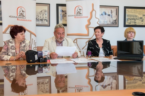 Hullad�kgy�jt� verseny - a nyertesek: 3-as sz�m� Napk�zi Otthon, Man�cska Napk�zi Otthon, Csipker�zsika Napk�zi Otthon - Hullad�kgy�jt� verseny: remekeltek az �vod�k

Tavaly okt�berben az oktat�si int�zm�nyeknek sz�m�ra ki�rt L�gy az �jrahasznos�t�s bajnoka! c�m� szelekt�v hullad�kgy�jt�si verseny m�jus 30-�n z�rult, a d�jakat j�nius 1-�n vehett�k �t a nyertesek. Az els� h�rom helyezettnek Bokor Tibor polg�rmester adta �t a nyerem�nyeket a v�rosh�z�n: egy interakt�v t�bl�t, egy hordozhat� sz�m�t�g�pet �s egy f�nyk�pez�g�pet.

Az �sszes�tett eredm�nyek alapj�n a legt�bb egy gyerekre es� szelekt�v hullad�kot – 7065,4 kg pap�rt, m�anyagot �s �veget – a 3-as sz�m� Napk�zi Otthon adta le, 75,9 kg/ f�s �tlagot �rve el. �k kapt�k teh�t a verseny f�d�j�t, az interakt�v t�bl�t. A m�sodik d�j egy hordozhat� sz�m�t�g�p, amelyet a Man�cska Napk�zi Otthon haszn�lhat. Az int�zm�ny 5634,9 kg pap�rt, m�anyagot �s �veget adott le, �tlaguk 21,9 kg/f�. Harmadik helyezett a Csipker�zsika Napk�zi Otthon lett 1386,54 szelekt�ven gy�jt�tt hullad�kkal, 17,3 kg/f�s �tlaggal. A napk�zi egy f�nyk�pez�g�ppel lesz gazdagabb. „Eredm�nyes versenyt z�rhattunk az id�n is, hiszen a tavalyi �sszes�tett �tlaghoz k�pest id�n k�tszer annyi szelekt�v hullad�kot gy�jt�ttek v�rosunk tanint�zm�nyei” – mondta el az esem�nyen Bokor Tibor polg�rmester. K�sz Ildik�, a tanint�zm�nyek vezet�je azt mondta, �r�l, hogy az els� h�rom helyet �vod�k kapt�k, hiszen ez azt jelenti, hogy m�r eg�szen kiskort�l a szelekt�v hullad�kgy�jt�sre nevelik a gyerekeket. 

Tov�bbi eredm�nyek: G�bor �ron M�szaki Oktat�si K�zpont 4880 kg (9,64 kg/ f�), Reform�tus Koll�gium 1946 kg (7,63 kg/ f�), Pet�fi S�ndor �lt. Iskola 3056 kg (6,08 kg/ f�), Moln�r J�zsi�s �lt. Iskola 1706,1 kg (4,38 kg/ f�), Nagy M�zes Elm�leti L�ceum 2740 kg (3,49 kg/ f�), Tur�czi M�zes �lt. Iskola 466 kg (0,96 kg/ f�).

A hullad�kgy�jt�si akci�t K�zdiv�s�rhely Polg�rmesteri Hivatala �s a Gosp-Com Kft. szervezte.