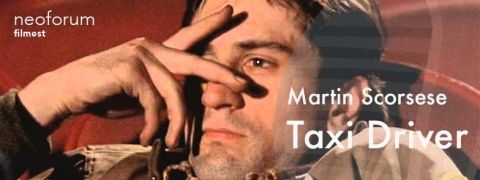 Neoforum Filmest - Taxi Driver a Jazz Caf� pinc�j�ben - 2016. j�nius 9-�n, cs�t�rt�k este a Jazz Caf� pinc�j�ben a Taxi Driver c�m� film ker�l vet�t�sre.

https://www.facebook.com/events/1621319471520396/

Travis Bickle (Robert De Niro) vietn�mi veter�n harcos taxisk�nt dolgozik �jjelente New Yorkban. Z�rk�zott, er�szakos �s embergy�l�l�, nem tudja feldolgozni a h�bor� borzalmait. �lmatlans�g�t a vezet�ssel �zi el, de k�nyszerk�pzeteit�l nem szabadulhat. A n�kkel sem tud igaz�n b�nni. Els� randev�ja Betsy-vel (Cybill Shepherd), egy szen�tor kamp�nymunk�s�val k�nos v�get �r. Nem tudja r�besz�lni Irist (Jodie Foster), a gyerekprostitu�ltat, hogy hagyja ott az utc�t �s t�rjen vissza sz�leihez. A f�rfi egyre elviselhetetlenebb�l �rz�keli az �t k�r�lvev� er�szakot, mellyel szemben szavakkal nem tud harcolni, csak ugyanazzal az er�szakkal. Fegyvereket v�s�rol �s a k�rlelhetetlen, mag�nyos h�s k�p�nek akar utolj�ra megfelelni... A filmt�rt�net egyik leger�teljesebb klasszikusa az id�k folyam�n mit sem vesz�tett szenz�ci�s erej�b�l.

https://www.youtube.com/watch?v=lQkpes3dgzg

A bel�p�s ingyenes.