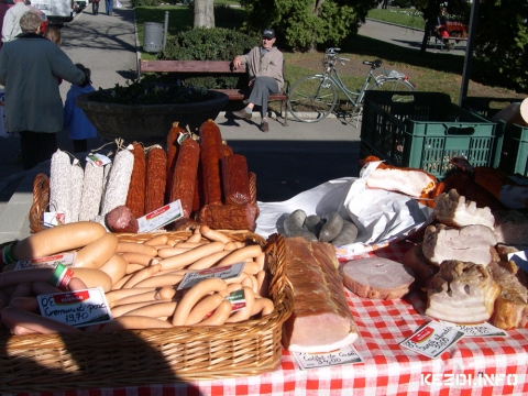 J�niusi term�kv�s�r - V�s�roljon innen helyi, sz�kely, hagyom�nyos term�ket, z�lds�get �s gy�m�lcs�t helyi termel�kt�l, tejterm�ket, friss p�k- �s hentes�rut, piaci hangulatban.

Hagyom�nyos term�kv�s�r 2016. j�nius  11.-�n, szombaton 9 �r�t�l a G�bor �ron t�ren.