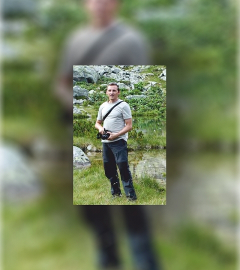 Bereczki Barna a Szabadid�kalauz H�romsz�kben - Melkuhn Andrea Gizella interj�ja - Bereczki Barna a Szabadid�kalauz H�romsz�kban - Melkuhn Andrea Gizella interj�ja

H�romsz�k egy term�szetfot�s szem�vel (24. sz�m, 2016 ny�r)

Bereczki Barna neve egy�ltal�n nem ismeretlen H�romsz�ken, hiszen hegym�sz�k�nt, t�ravezet�k�nt �s szenved�lyes term�szetfot�sk�nt is t�bb �zben lehetett m�r vele tal�lkozni. A hegym�sz�st m�r gyerekkor�ban szerette, otthonosan mozog a r�gi� �sszes hegys�g�ben. T�bb mint 15 �ve vezet erd�lyi t�r�kat, �s mindemellett a fot�z�s t�lti ki �let�t. Vele k�sz�tett interj�t munkat�rsunk, Melkuhn Andrea Gizella.

- Hogyan ker�lt kapcsolatba a hegym�sz�ssal, term�szetfot�z�ssal �s az idegenvezet�ssel?

A komolyabb hegym�sz�ssal m�g a Kolozsv�ron t�lt�tt egyetemi �veim alatt ker�ltem kapcsolatba, az Erd�lyi K�rp�t Egyes�let szervezett egy sziklam�sz� tanfolyamot, ami felkeltette az �rdekl�d�semet, el is v�geztem azt, �s azut�n fogtam neki komolyabban ennek a sportnak. Sziklam�sz�ssal kezdtem, de el�g hamar �tt�rtem a magasabb hegyekre �s az alpesi st�lus� hegym�sz�sra �s t�r�z�sra, ami az �n kedvencem lett.
A t�r�z�s hozta mag�val a fot�z�s ir�nti szenved�lyt is. Persze el�sz�r csak amat�rk�nt dokumentument�ltam a bej�rt utakat. Abban az id�ben m�g nem volt lehet�s�g digit�lis k�peket k�sz�teni, �gy rengeteg p�nzbe ker�lt a fot�z�s, mert a filmeket el� kellett h�vatni. A digit�lis fot�z�s vil�g�ban kezdtem neki �jra komolyabban fot�zni, �s nagyon megszerettem. A fot�z�s m�ra m�r minimum olyan fontos lett sz�momra, mint a t�r�z�s, s�t sokszor kiz�r�lag csak az�rt megyek ki valahov�, hogy k�l�nleges fot�kat k�sz�thessek.
A sok t�r�z�s hozta mag�val azokat az alkalmakat, amikor t�ravezet�k�nt indulhattam el egy-egy helyre. Az egyetemi �vek ut�n, a 90-es �vek elej�n, m�g a H�romsz�ki K�rp�t Egyes�leten bel�l vezettem az els� t�r�imat. Azt�n kezdtek egyre t�bben �rdekl�dni ezen alkalmak ir�nt �s ez�rt fot�t�r�z�sokat is szerveztem, trekking t�r�z�kat vezettem f�leg Erd�lyben b�rmelyik hegys�gbe, a bar�taimmal meg k�lf�ld�n szerveztem t�r�kat, mini exped�ci�kat.

- Melyek a kedvenc helyei H�romsz�ken? 

Nagyon szeretem a Bodoki havasoknak az alpesi, szubalpesi legel� vil�g�t, B�lv�nyost, a B�d�s hegyet. A borvizek k�rny�k�t szeretem a k�l�nlegess�ge miatt, a H�romsz�ki havasokat a v�gtelen erd�s�gei�rt. Im�dom a Lak�ca k�rny�k�t, ahol hatalmas ter�letek vannak, �s a R�tyi ny�r term�szetv�delmi ter�let�t, amely els�sorban fot�soknak nagyon izgalmas.

- �n szerint milyen hat�ssal lesz a hazai turizmusra az a t�ny, hogy 2016-ban a Lonely Planet Erd�lyt v�lasztotta a legjobb desztin�ci�nak, megel�zve Hawaii-t �s Franciaorsz�got?

Szerintem nagyon �rt�kes t�ny ez nek�nk, erd�lyieknek, hogy az otthonunkat �gy felemelt�k, �s ezt ki is kellene maxim�lisan haszn�lni turisztikailag. Persze azt is figyelembe kell venni, hogy ha egy k�lf�ldi szem�ly az Interneten Erd�lyr�l keresg�l, csak minim�lis inform�ci�t kap idegen nyelven. Ezen kellene v�ltoztatni, �s min�l t�bb inform�ci�t el�rhet�v� tenni a vil�gh�l�n idegen nyelveken is, �gy az �nkorm�nyzatoknak, mint m�s szervezeteknek. A Transylvanian Wildlife Egyes�let weboldal�ra igyeksz�nk min�l t�bb inform�ci�t feltenni angolul G�l L�szl� koll�g�mmal, akivel a National Geografic-nak is dolgoztunk, mert m�sk�ppen a k�lf�ldiek nem tal�lnak r�nk. Ezt az idei els� legjobb desztin�ci� Erd�ly helyez�st ki kell haszn�lni maxim�lisan.

- Fot�ki�ll�t�sok k�thet�ek az �n nev�hez. Milyen ki�ll�t�son vett r�szt?

Itt a k�rny�ken Sepsiszentgy�rgy�n, K�zdiv�s�rhelyen �s Bar�ton volt eddig egy ki�ll�t�s sorozatom. A ki�ll�t�s c�me: „T�jak �s vadak“, valamint „T�jak �s vadak emberszemmel“. Emellett volt ki�ll�t�som Szolnokon is „Erd�ly, ahol �l�nk“ c�mmel. Mindh�rom ki�ll�t�s G�l L�szl� koll�g�mmal k�z�s anyag volt. 
Tagja vagyok a Camera Club Siculorum fot�s egyes�letnek. Az egyes�let ki�ll�t�sai keret�ben t�bbsz�r is jelentkeztem saj�t k�pekkel. De csoportos ki�ll�t�sok keret�ben volt szerencs�m bemutatni a k�peimet Erd�ly t�bb v�ros�ban is, mint Brass�ban, Marosv�s�rhelyen, Nagyszebenben, Nagyk�rolyban stb.

- Milyen j�v�ben tervei vannak?

Szeretn�k m�g f�nyk�p�szk�nt ki�ll�tani. El�k�sz�tettem egy fot�s anyagot a Mohos t�zegl�pr�l �s a Szent Anna t� rezerv�tumr�l, rem�lj�k a k�zelj�v�ben a nagyk�z�ns�gnek is be tudom mutatni. 
A hegym�sz�ssal kapcsolatosan enn�l sokkal komolyabb terveket sz�v�getek. �t szeretn�k �llni 100%-san t�ravezet�sekre. Ennek �rdek�ben m�r meg is p�ly�ztam egy uni�s projektet, amely a r�gi�fejleszt�st hivatott felkarolni. A t�r�szervez�ssel a f�leg h�romsz�ki panzi�knak, hoteleknek szeretn�k beseg�teni a vend�gl�t�i munk�ba, programokat szervezni a turist�knak. Ezenk�v�l folyamatosan fogok hegyet m�szni is. Tavaly 44 alkalommal voltam m�szni, �s 78 napot t�lt�ttem kint a hegyen. Ugyanilyen sz�p eredm�nyt szeretn�nk felmutatni id�n is G�l L�szl� kolleg�mmal a Transylyvanian Wildlife Project egyes�let�nk keret�n bel�l. A term�szetv�delmi projektekkel az egyes�let tev�kenys�g�t szeretn�nk b�v�teni. 

http://haromszek.szk.ro/hu/interju/BerezckiBarna

Bereczki Barna
http://naturephotobuilder.blogspot.co.uk