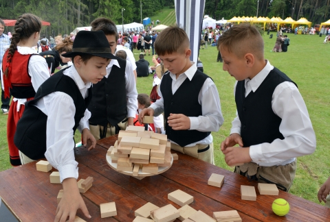 Z�ld Nap stand a XI. Perk� Gyermek �s Ifj�s�gi N�pt�nctal�lkoz�n - A tizenegyedik perk�i Gyermek �s Ifj�s�gi N�pt�ncegy�ttesek tal�lkoz�j�ra ker�lt sor K�zdiszentl�leken, szombaton j�nius 11-�n. Eleget t�ve a szervez�k megh�v�s�nak, a Z�ld Nap Egyes�let szok�s�hoz az id�n is fel�ll�tott egy standot. Az esem�nyen k�sz�lt fot�k az egyes�let Facebook oldal�n tekinthet�ek meg.

A Kov�szna Megyei M�vel�d�si K�zpont, Kov�szna Megye Tan�csa �s K�zdiszentl�lek Polg�rmesteri Hivatala k�z�s szervez�s�ben rendezett tal�lkoz�n Kov�szna, Hargita, Maros, Brass� �s B�k� megy�kb�l 39 gyermek- �s ifj�s�gi t�nccsoport k�zel ezerk�tsz�z t�ncosa vett r�szt. Akik felkerest�k a Z�ld Nap standot kit�n�en sz�rakozhattak, kreativit�suknak adva teret. A fest�i Perk� k�rnyezet�ben a k�vetkez� j�t�kokat pr�b�lhatt�k ki d�jmentesen a gyerekek:

     A finn eredet� M�lkkyt
    Az egyens�ly j�t�kot - ahol a gyermekek egy tenisz labd�ra helyezett kerek f�ra kellett elhelyezzenek �gy kisebb kock�kat, hogy az ne d�lj�n el. V�g�l alig n�h�ny gyerk�cnek siker�lt az �sszes kock�t felhelyezni a fa korongra.
    C�lbadob�s - a gyerekek karik�kat kellett dob�ljanak a f�ldre elhelyezett botokra, ahol a c�l min�l t�bb pont szerz�se volt.
    Twister – minden megjegyz�s n�lk�l, elmondhatjuk, hogy a legnagyobb �rdekl�d�snek �rvendett, hiszen �rkez�s�nkt�l kezd�d�en nem volt egy perc meg�ll�s a j�t�ksz�nyegen.

A z�ldek a feln�ttekre is gondolv�n a k�rnyezettudatos, csapat�p�t� j�t�kok mellett tan�csad�ssal, a leg�jabb kiadv�nyok ismertet�s�vel �s az Eur�pai �nk�ntes Szolg�lat(EVS) bemutat�s�val v�rt�k a t�bb sz�z jelenl�v�t.

Fot�: R�duly Attila
