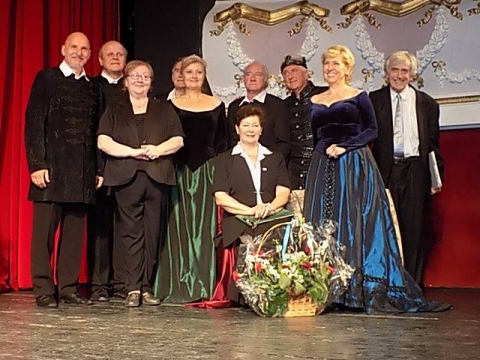 Erkel Ferenc B�nk b�n c�m� oper�j�nak felejthetetlen �lm�nye, oszthatatlan sikere a k�zdiv�s�rhelyi Vigad�ban! - Erkel Ferenc B�nk b�n c�m� oper�j�nak felejthetetlen �lm�nye, oszthatatlan sikere a k�zdiv�s�rhelyi Vigad�ban!

A magyar operavil�g h�res m�v�szei meghat�, csod�latos el�ad� estje, egy �letre sz�l�, maradand� eml�kekkel gazdag�totta sz�v�nket, melengette lelk�nket! K�sz�nj�k, hogy megtiszteltek minket, k�zdiv�s�rhelyieket, hogy Erd�ly v�rosai k�z�l r�nk esett a v�laszt�suk, ide j�ttek. Ugyanakkor h�l�s k�sz�net els� sorban Bal�zs Ern� �rnak, kedves bar�tunknak, Gy�ngy�s V�ros Bar�ti K�re eln�k�nek, aki sz�vvel, l�lekkel felp�rtolta �s megszervezte ezt az esem�nyt!

K�sz�nj�k a Vigad�nak a helyet, a V�rosi �nkorm�nyzatnak a seg�ts�get! K�sz�nj�k a K�zdiv�s�rhelyi N�k Egyes�let�nek tagjainak a finom s�tem�nyeket, a szervez�sben,fogad�sban kifejtett tev�kenys�get!

�s nem utols� sorban k�sz�nj�k a sz�p sz�m�, lelkes k�z�ns�gnek,hogy elj�ttek, h�v�sunknak eleget tettek!

Egy�tt �rezhett�k, hogy milyen nagyszer� �rz�s magyarnak lenni, �sszetartozni!
F�l�p Magdolna