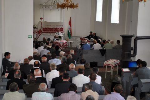 Presbiter nap Torj�n - Krisztus bar�taik�nt gy�m�lcs�ket teremni - 'A presbiter istenf�lelm�nek legszebb von�sa az, hogy m�sokat is Istenhez vezethet'

Krisztus bar�taik�nt gy�m�lcs�ket teremni

Presbiter nap Torj�n

A K�lvin h�t keret�ben cs�t�rt�k�n, j�nius 30-�n presbiteri konferenci�ra ker�lt sor Torj�n, a helyb�liek �ldozatos munk�j�val meg�j�tott �si templomban.
Regisztr�ci�t k�vet�en Pap Zsolt k�zdim�rkosfalvi lelkip�sztor hirdette Isten Ig�j�t a J�nos evang�liuma 15. r�sz�b�l, a 15-18. versekb�l,a szinte 120 r�sztvev�nek, kihangs�lyozva azt, hogy b�r a tan�tv�ny-�s a presbiter-nem t�k�letes l�ny, ennek ellen�re kiv�lasztotta Isten arra, hogy a vil�gban, ami gy�l�li a m�ss�got, a krisztusit, �t hirdesse �s szolg�lja. Legpozit�vabban az hat vissza az ember �let�re, amikor a k�z�ss�get szolg�lja, mert ez emeli fel a lelket. Kev�s az igazi lelki bar�t. Aj�nd�k az, hogy Krisztus bar�tainak nevez benn�nket. - fogalmazott az igehirdet�.

Egyed L�szl� Levente helyb�li lelkip�sztor �dv�z�lte a jelenlev�ket, majd Nt. Balogh Zolt�n esperes k�sz�nt�s�ben elmondta, hogy nem l�tezik gy�lekezeti �let akkor, ha nem akt�vak azok a „szeletek”, akik alkotj�k. Ezt a rendezv�nysorozatot a reform�ci� �ve nyit�ny�nak is tekinthetj�k.

L�rincz Istv�n marosv�s�rhelyi lelkip�sztor „Az Istenf�l� presbiter” el�ad�s�t hallgatt�k meg a jelenlev�k, aki az istenf�lelemr�l, a l�that� �s l�thatatlan egyh�zr�l, a presbiteri tiszts�g fontoss�g�r�l,az anyagiak kezel�s�r�l,a tan�tv�nys�gr�l,az im�dkoz�sr�l, az emberi kapcsolatok min�s�g�nek egyh�z�p�t� hozad�k�r�l besz�lt. Mi�rt van sz�ks�g tiszts�gekre, ha Isten mindenkit elh�vott? Mert az egyh�z szervezetk�nt is jelen van a vil�gban, �gy sz�ks�g van vezet�kre, akik Isten �s emberek el�tt felel�ss�ggel tartoznak. A tiszts�g fontosabb, mint a szem�ly. Nem mindegy, hogy ki hordozza a tiszts�get. Fontos a szem�lyhez val� viszonyul�s, az emberi kapcsolatok. L�nyeges a p�ldamutat�s, �letvitel. Ennek a m�rc�je legyen a szent�r�si �zenet: „Ami hitb�l nincs, az b�n.” Fontos a term�szetess�g. K�t vesz�ly leselkedik az egyh�zi tiszts�gvisel�kre: a „t�l vil�gias” �s a „t�lvil�gi”�letm�d, �letvitel. „ Ma az embereket nem tekint�llyel, sem fenyeget�ssel kell behozni az egyh�zba, csak szeretettel.”- hangzott el.
Fontos az, hogy a presbiter a lelk�sznek munkat�rsa legyen, �lljon mell� a munk�ban, az egyh�z- �s gy�lekezet�p�t� tev�kenys�gben. L�nyeges az, hogy odafigyelj�nk egym�sra, elfogadjuk egym�s gyenges�geit, hi�nyoss�gait. A presbiter istenf�lelm�nek legszebb von�sa az, hogy m�sokat is Istenhez vezethet.

El�ad�s ut�n k�v�sz�net, majd az el�ad�s megbesz�l�se �s az el�ad� k�nyv�nek, - Barangol�sok bibliai t�jakon- bemutat�ja k�vetkezett. A konferencia z�r�akkordja a k�z�sen elfogyasztott eb�d volt. A r�sztvev�k lelki elem�zsiacsomagokkal megrakodva t�rtek haza, hogy kamatoztass�k az itt hallottakat.
Bir� Erika