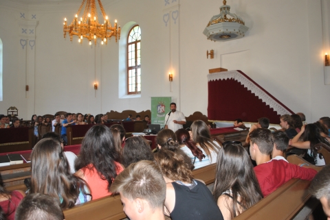 P�nteken, j�lius 1–�n Sz�kelytam�sfalva adott helyet a K�lvin h�t keret�ben szervezett ifj�s�gi napnak - P�nteken, j�lius 1-�n Sz�kelytam�sfalva adott helyet a K�lvin h�t keret�ben szervezett ifj�s�gi napnak.

„�llhatatosan, egy sz�vvel, egy l�lekkel a templomban ...”

Regisztr�ci� ut�n a templomba gy�lt a mintegy 120 fiatal, ahol a helyb�li lelk�sz, Hegyi Istv�n k�sz�nt�se ut�n Nt. Balogh Zolt�n esperes sz�lt az egybegy�ltekhez, kiemelve a K�lvin h�t fontoss�g�t, ezen bel�l az ifj�s�gi alkalmak l�lek�d�t� erej�t.

K�z�s �nekl�s ut�n D�nes L�szl� Levente egerpataki lelk�sz a fiatalokat bevonva, az Apostolok cselekedeteir�l �rott k�nyv 2, 42-r�l besz�lgetett, a nap t�m�j�ra hangolva a k�z�ss�get. Mi az egyh�z? Ki a gy�lekezet? Mi a legfontosabb a gy�lekezet �let�ben? - ezekre a k�rd�sekre pr�b�ltak v�laszolni a fiatalok. Az igehirdet� �sszefoglalva elmondta, hogy az egyh�z els�sorban tagokb�l �l, „bennem �s benned van az egyh�z”.- fogalmazott.

Istentisztelet ut�n Vitus – Bulbuk Istv�n ajtonyi lelkip�sztor el�ad�sa k�vetkezett, „Kint vagy bent: ez itt a k�rd�s” c�mmel. Az el�ad� szem�lyes p�ld�val k�zel�tette meg a t�m�t: hol a fiatalok helye a gy�lekezetben, amikor gener�ci�k k�z�tti szakad�kok, nyelvi, szeml�letm�dbeli, kommunik�ci�s akad�lyok nehez�tik a beilleszked�st, k�z�s munk�t. Egy�tt gondolkozva lehet megold�st tal�lni.
Sz�net ut�n csoportos foglalkoz�s k�vetkezett, melyen 6 csoportra osztva, lelkip�sztorok vezet�s�vel k�l�nb�z� feladatokat kellett megoldaniuk a jelenlev�knek. �rdekes kih�v�s volt fiatalk�nt tervez�v� v�lni, s az egyh�zi �let k�l�nb�z� ter�letein zajl� munk�t elk�pzelni, megfogalmazni a hi�nyoss�gokat, j�v�k�pet teremteni.

Sz� volt a gy�lekezet szeretetszolg�lat�r�l, gazdas�gi programr�l, hitoktat�sr�l, istentiszteleti liturgi�r�l, �ves programr�l �s misszi�r�l. A csoportos munk�t a V�lts ir�nyt fesztiv�l, a ny�ri programok ismertet�se, a Th�ry k�ri�n elfogyasztott finom eb�d, majd ki�rt�kel�s �s megbesz�l�s k�vette. A tartalmas nap programja k�z�s dics��t�ssel, im�ds�ggal �s �ld�ssal z�rult.
Bir� Erika