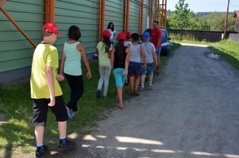 Vet�lked� az ozsdolai interkultur�lis gyerekrendezv�nyen - A Z�ld Nap Egyes�let csapata megh�v�st kapott a gyulafeh�rv�ri Caritas �ltal szervezett �tnapos interkultur�lis nappali foglalkoz�s z�r�napj�ra. A r�vid programismertet�t �s bemutatkoz�st k�vet�en kezdet�t is vette a d�lel�tti nyolc fordul�s vet�lked�. Az esem�nyen k�sz�lt fot�k az egyes�let Facebook oldal�n megtekinthet�ek.

A p�nteki rendezv�nyen Silvia Blanco Gonzalez, Jenya Ohanyan �s Enrique De Paz Miguel, EVS �nk�ntesek, valamint Derzsi Katalin �s R�duly Attila vett r�szt a Z�ld Nap egyes�let r�sz�r�l. Az ozsdolai sportcsarnokban �s annak k�rny�k�n egy j�tsz� z�n�t alak�tottak ki, majd a Kun Kocs�rd iskola 73 tanul�j�t csapatokba osztott�k �s m�ris kezd�dhetett a verseny. A t�bb �r�s vet�lked� f� c�lja a mozg�s, a kreativit�s, a logikus gondolkod�s, valamint az el nem hanyagolhat� egy�ttm�k�d�s, csoportmunka, versenyszellem fejleszt�se volt melyek hossz� t�von meghat�rozhatj�k tanulm�nyi sikereiket is. Az �nfeledten j�tsz� gyermekeket figyelve �szrevehet� volt, hogy a j�t�k sor�n a saj�t maguk el� �ll�tott akad�lyokat is �r�mmel �s �nk�nt k�zdik le.

K�sz�nj�k a gyulafeh�rv�ri Caritas lelkes �nk�nteseinek seg�ts�g�t a j�t�kok lebonyol�t�s�ban, valamint Hubbes King�nak a Caritas region�lis k�pvisel�j�nek a megh�v�st.

Fot�: R�duly Attila