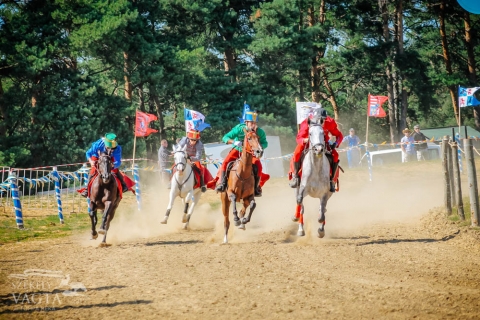 31 lovas indul a Szkely Vgtn - Jlius elsejn zrult a jelentkezs a Szkely Vgtra, az idei versenyen 31 lovas ll rajthoz, ebből 15-en a Szkely Vgta futamon, 16-an pedig a Gb Futamon indulnak. Kovszna megyből sszesen 20 lovas, Hargita megyből 8 lovas, Maros megyből pedig 3 lovas prblja ki magt a galoppversenyen.

Rutinos s j lovasok is versenyeznek a Szkely Vgtn, Farkaslaka, Gyergyremete, Nyrdszereda, Szrcse, Vajdaszentivny s Zetelaka azonban előszr kldenek lovast a lovasesemnyre. Idn is nyeregbe lnek a korbbi vek dobogs lovasai, ezrt minden bizonnyal izgalmas futamoknak nznk elbe a galoppverseny idei kiadsn is.

A Szkely Vgta futamn indul teleplsek: rkos, Beresztelke, Gyergyszrhegy, Gyergyszentmikls, Kzdivsrhely, Kilyn, Kovszna, Lemhny, Maksa, Mikjfalu, Nyjtd, Rty, Sepsiszentgyrgy, Szkelyudvarhely s Szotyor.

A Gb Futamon indul teleplsek: Bartos, Bart, Csklzrfalva, Farkaslaka, Gyergyremete, Gyergyszentmikls, Kzdivsrhely, Marosvsrhely, Nyrdszereda, Nyjtd, Sepsikőrspatak, Sepsiszentgyrgy, Szotyor, Szrcse, Zgon s Zetelaka.