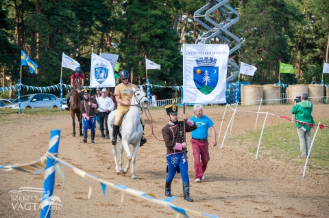 Gyergy�szentmikl�s nyerte a G�b� Futamot, Sandru Ion a nemzetk�zi győztes - Gyergy�szentmikl�s nyerte a G�b� Futamot, Sandru Ion a nemzetk�zi győztes.

L�szl� P�l �s D�riusz, Tam�s Csaba �s Merc�desz, Orb�n Istv�n �s Shaba sz�lltak harcba a G�b� Futam győzelm��rt. �llatorvosi tan�csra a sepsiszentgy�rgyi lovat nem engedt�k futni a G�b�-d�ntőben. A d�ntő futamot magabiztosan nyerte L�szl� P�l D�riusszal, �gy szerezve meg az első helyet Gyergy�szentmikl�s sz�m�ra.

D�lut�n �tkor startolt a Sz�kely V�gta m�sodik izgalmas futama, a G�b� Futam d�ntője. Előtte a cislaui �llami m�nes zsok�i �lltak starthoz, hogy nyeregben d�nts�k el, ki k�pviselje Rom�ni�t a nemzetek futam�ban a szeptemberi, budapesti Nemzeti V�gt�n. A nemzetk�zi futamot Sandru Ion nyerte, ezzel egy�tt a jogot, hogy orsz�g�t k�pviselje a magyar galoppversenyen. A nemzetk�zi futam d�j�tad�ja ut�n m�r sorakoztak is a G�b� Futam d�ntősei: Gyergy�szentmikl�s, Farkaslaka �s Bar�t lovasai. A d�ntő futamot rajt-c�l győzelemmel, jelentős előnnyel nyerte L�szl� P�l D�riusz nyerg�ben. A G�b� Futam győztes kup�ja �gy Gyergy�szentmikl�sra megy.

A G�b� Futam d�jai:
I. HELYEZ�S: 2500 lejes p�nzjutalom - k�l�nd�j: Western t�racsizma, western t�rakesztyű, mart�ska az Equimondo Erd�lyi Lovasbolt r�sz�ről � a d�jat �tadta: Fabrich K�roly, az Equimondo Erd�lyi Lovasbolt tulajdonosa
II. HELYEZ�S: 2000 lejes p�nzjutalom - k�l�nd�j: egy 30 literes hord�nyi egri v�r�sbor - �tadta T�th Csaba, Heves Megye �nkorm�nyzat�nak aleln�ke
III. HELYEZ�S: 1500 lejes p�nzjutalom - k�l�nd�j: Hungarikum aj�nd�kcsomag, �tadta: Tolnai P�ter, B�k�s Megye �nkorm�nyzat�nak aleln�ke.