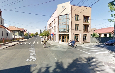 Ig�nyelhetők a Moln�r J�zsi�s utc�ban �jonnan kialak�tott parkol�helyek - �rtes�tj�k K�zdiv�s�rhely lakoss�g�t, hogy kiadjuk a Moln�r J�zsi�s utc�ban �jonnan kialak�tott parkol�helyeket 2016. augusztus 3-�n, szerd�n 15:00 �r�t�l.

Az �rdekelteket a polg�rmesteri hivatal tan�csterm�be v�rjuk a fennebb megadott
időpontban.

Az �rdekeltek a jelentkez�si iratcsom�t beny�jthatj�k augusztus 2., kedd 15:00 �r�ig a
k�zdiv�s�rhelyi polg�rmesteri hivatal iktat�j�ba. A k�vetkező iratok sz�ks�gesek:
- t�pusk�r�s (beszerezhető a v�rosrend�szeti irod�t�l)
- szem�lyazonoss�gi igazolv�ny m�solata
- lak�s tulajdonjog�t bizony�t� irat m�solata
- a szem�lyg�pkocsi j�rműigazolv�ny�nak m�solata
- a helyi ad�hivatal �ltal ki�ll�tott bizonylat
- a szem�lyg�pkocsi haszn�lati jog�t bizony�t� irat m�solata (pl. leasing-szerződ�s) � esettől f�ggően
- fogyat�koss�gi fokozatba val� besorol�st igazol� bizonylat � esettől f�ggően
- nyugd�jszelv�ny m�solat f�rjnek �s feles�gnek � esettől f�ggően

Inform�ci� ig�nyelhető a v�rosrend�szeti irod�t�l (202-es iroda) vagy a 0730 600284-es telefononsz�mon.