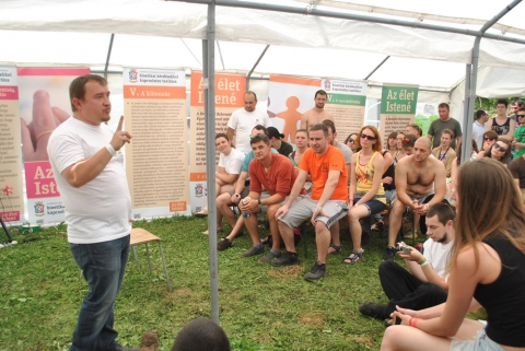 Amilyen a lelkis�g olyan lesz a testis�g is - Keskeny �t - Tusv�nyos 2016 - A p�nteki Keskeny �t s�tras program a hangol� ut�ni �h�tattal folytat�dott, amit Andork� Attila, lelk�sz tartott. A lelkip�sztor megerős�tette azt, hogy j� l�lekkel szolg�lni az urunkat mennyire felemelő, �s hogy b�rmit tesz�nk, azt teljes odaad�ssal tegy�k.

Az �h�tat ut�n Paizs J�zsef lelkip�sztor előad�sa k�vetkezett szexu�lis zavarok c�mmel.  Az előad�s azzal a t�zissel indult, hogy amilyen a lelkis�g olyan lesz a testis�g is, azaz a lelki�llapotunk befoly�solja a szexualit�sunkat is. Az előad� felh�vta a figyelmet arra, hogy a 3-5 �ves gyerekkel t�rt�nt, dolgok, hogy szeretve volt-e vagy sem, hogy odafigyeltek-e r� vagy sem, mennyire befoly�solhatja majd a gyerek szem�lyis�g�nek alakul�s�t, azt, hogy milyen felnőtt v�lik majd belőle. J�zsef k�t sz�kkel szeml�ltette, ezt a folyamatot, az egyik sz�kben a gyerekkorban �rt hat�sokat, a m�sik sz�kben �lve ezeknek a felnőtt korra kivet�tődő lehets�ges hat�sait mutatta be. A bemutatott szeml�letes p�ld�k k�z�l tal�n az elv�lt sz�lők gyerek�nek a helyzete a legtanuls�gosabb, tudniillik, nagyon sok esetben a v�l�s pillanat�t�l kezdve vagy az �desanya, vagy az �desapa neveli a gyereket, �s az is megt�rt�nik, hogy az egyik a m�sikt�l megpr�b�lja elidegen�teni a gyerek�t, noha neki, a gyereknek, mink�t sz�lő szeretet�re sz�ks�ge van. Az előad� az előad�s v�g�n szint�n ugyanezen elgondol�s alapj�n felvetette annak a lehetős�g�t, hogy azon szem�lyek, akikn�l a homoszexualit�s gyerekkori traum�ra, vagy szeretethi�nyra vezethetők vissza azok is - ter�pi�s beavatkoz�s ut�n - megszabadulhatnak att�l a tehertől, hogy saj�t nem�kh�z vonz�dnak, ha ők is szeretn�k ezt. A n�pes hallgat�s�g �ltal megfogalmazott k�rd�sekre adott v�laszok ut�n a p�rhuzamosan műk�dő gyereks�torban zajl� arcfest�s, �s m�s gyerekprogramok is r�vid sz�netet tartottak.

Az eb�dsz�netben a marosv�s�rhelyi KGB-sek �ltal �sszedobott adom�nyt osztottuk ki a Tusv�nyosoz�k k�z�tt. Az egyik Keskeny utas l�nyra csiptetőkkel oda erős�tett�k a bankjegyeket, �s egy �VEGY�L, az Isten adott nekem bőven!� feliratot tartva, kiment�nk a fesztiv�loz�k k�z� �s arra biztattuk, hogy b�tran vegyenek magukhoz a bankjegekből. �rdekes volt megtapasztalni, hogy mennyire nehezen fogadnak el az emberek csak �gy aj�nd�kot. A gyerekek nyitottabban, a felnőttek k�telkedve �s gyan�s mosollyal szeml�lte a t�rt�n�seket.

Az �lm�nysz�nh�z napr�l napra egyre t�bb embert vonzott be a s�torba. �r�m�nkre szolg�lt az a t�ny, hogy az utols� �lm�nysz�nh�zas napra az �rdeklőd�sre val� tekintetre, meg kellet dupl�znunk az erre sz�nt időt, �gy t�bben �lhett�k �t ez idő alatt az J�zus Krisztus szeretet�t.

Esti z�r�sk�nt j� hangulat� git�resttel, majd lila hagym�s zs�ros keny�rrel, �s narancsb�l �s citromb�l k�sz�tett narancsos-citromos �d�tővel v�rtuk a vend�geket.

Bard�cz Csaba, Bodor Istv�n