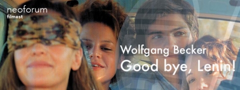 Neoforum filmest: Wolfgang Becker - Good bye, Lenin! - Neoforum filmest: Wolfgang Becker - Good bye, Lenin!
2016 július 28-án, csütörtök este 20:00 órától a Jazz Café pincében kerül vetítésre a Neoforum filmest: Wolfgang Becker - Good bye, Lenin! filmje.
https://www.youtube.com/watch?v=lVSGDWTLsMg
Az NDK újra él... hetvenkilenc négyzetméteren! A nagy változások éve, 1989: egy anya szemtanúja lesz fia, Alex (Daniel Brühl) letartóztatásának és a látványtól infarktust kap. A hithű kommunista Christiane (Kathrin Sass) kómába kerül és amikor felébred, mindent rendben talál. A kommunizmus él és virul. Látszólag, ugyanis az orvos tanácsára a beteget nem szabad semmivel sem felizgatni. Alex testvére, Ariane (Maria Simon) és legjobb barátjuk, Denis (Florian Lukas) segítségével napról-napra meghamisítják a híreket a látszat fenntartása érdekében. A lakás marad az NDK utolsó védőbástyája a berlini fal leomlása után is. A maró gúnnyal és humorral teli történet a német filmtörténet egyik legnagyobb és legtöbbet idézett sikerévé vált.
https://www.facebook.com/events/133915230379508