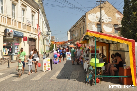 Kereskedők figyelmébe - Jelentkezés a 2016-s kézdivásárhelyi Őszi Sokadalomra - Kereskedők figyelmébe – Jelentkezés a 2016-s kézdivásárhelyi Őszi Sokadalomra
Kézdivásárhely Polgármesteri Hivatala kereskedők jelentkezését várja az Őszi Sokadalom városnapokra, amelyet augusztus 26. és 28. között tartanak. A városünnepre öt kategóriában lehet jelentkezni, mindegyik kategóriában az űrlap kitöltésével, valamint a szabályzat elfogadásával válik érvényessé a jelentkezés.
Az első kategóriába a közélelmezés tartozik, a rendelkezésre álló felületek 4 db. 120 nm-es terület a kiszolgáló és a fogyasztói egységet beleértve, 1 db. 220 nm-es terület a kiszolgáló és a fogyasztói egységet beleértve. Túljelentkezés esetén licitet tartunk augusztus 5-én, pénteken. A 2-4. kategóriába tartoznak a popcorn, főtt kukorica, vatacukor, fagylalt, édesség, hot-dog, szendvics, saorma, kürtőskalács, lángos.
Jelentkezési határidő: augusztus 3., szerda, 12 óra.
Űrlapok beszerzése és leadása: a polgármesteri hivatal (525400 Kézdivásárhely, Gábor Áron tér, 24. szám) iktatójából, a www.kezdi.ro vagy a www.oszisokadalom.ro honlapról. Ugyan itt lehet kéréseket letenni vidámparkokra is. Nyitva tartás: hétfő-szerda 9-15 óra, csütörtök 9-17 óra, pénteken 9-13 óra. A kéréseket elfogadjuk online is az oszisokadalom@kezdi.ro e-mail címen vagy a +40-267/361652-es faxszámon is.
A 2-4. kategóriában a helyek elosztása a jelentkezés sorrendjében történik, amennyiben többen jelentkeznek a kiszabott helyek számánál licitet tartunk, amelynek időpontjáról időben értesítjük az érdeklődőket. A kereskedelmi felületek ára és a vásári térkép megtalálható a polgármesteri hivatal Közönségkapcsolati Irodájában, illetve a fent említett honlapokon.
Befizetési határidő: augusztus 22., hétfő 12 óra. Részletek a szabályzatban.
- Letölthető – jelentkezési nyilatkozat HU
http://www.kezdi.ro/wp-content/uploads/jelentkez%C3%A9si-nyilatkozat.pdf
- Letölthető – jelentkezési nyilatkozat RO
http://www.kezdi.ro/wp-content/uploads/declara%C8%9Bie-de-participare.pdf
- Letölthető – jelentkezési nyilatkozat román nyelven – csak lacikonyhák számára!
http://www.kezdi.ro/wp-content/uploads/declaratie-de-partcipare-alimentatie-publica.pdf
- Letölthető – jelentkezési szabályzat és árak román nyelven
http://www.kezdi.ro/wp-content/uploads/conditiile-%C8%99i-taxele-de-participare-pentru-vanzatorii-ambulanti-Targ-de-toamna-2016.pdf
- Letölthető – vásári térkép
http://www.kezdi.ro/wp-content/uploads/v%C3%A1s%C3%A1ri-t%C3%A9rk%C3%A9p.pdf