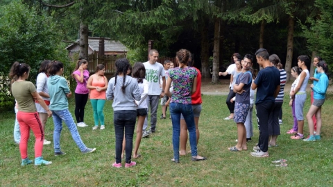 A v�z fontoss�g�t ismertett�k a zabolai Csipk�s T�borban - A Kov�szna Megyei Szoci�lis Gondoz�si �s Gyermekv�delem gyerekt�bort szervezett a zabolai Csipk�s T�borban. A kezdem�nyezők a t�bb mint �tven t�borlak� sz�m�ra dolgoztak ki v�ltozatos programokat, a kedd d�lut�ni tev�kenys�gekre a Z�ld Nap Egyes�let csapat�t h�vt�k meg. A rendezv�nyen k�sz�lt fot�k megtekinthetők a Z�ld Nap Egyes�let facebook oldal�n.

A nap első fel�ben a jelenl�vő fiatal koroszt�ly az elm�lt �vekben kidolgozott Z�ld Nap-suli tantervv�zlat tev�kenys�geiből kaphattak egy �zel�tőt. A tev�kenys�gek interakt�van zajlottak, olyan bemeleg�tő, j�gt�rő j�t�kokkal indultak, amelyek biztos�tott�k a j� hangulatot, felkeltetve a gyerkőc�k �rdeklőd�s�t. A r�vid sz�net folytat�sak�nt a t�boroz�k csapatokra osztva a V�z bajnokai elnevez�sű versenyen vettek r�szt. A vet�lkedő c�lja, hogy r�vezesse a gyerekeket a v�zre mint l�tfontoss�g� elemre. A verseny sor�n 5-6 fős csapatokban dolgoztak, ez�ltal fejlesztve a csapatban val� dolgoz�st ugyanakkor a nap folyam�n �j ismeretekkel is gazdagodtak.

A Z�ld Nap Egyes�let Kiss Andr�s Istv�n megh�v�s�nak tettek eleget. Ez�ton is k�sz�nik a lehetős�get �s a sz�v�lyes fogadtat�st!

Fot�: Silvia Blanco Gonzalez
