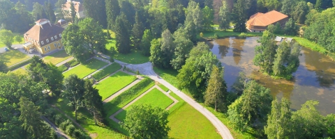 Akusztikus gitár koncert - Augusztus 7-én, Pre-folkdance camp akusztikus gitár koncertre kerül sor a Mikes Kastélyban 19 órától.
A két Zsolt nem először találkozik “zeneileg” Zabolán, hiszen évekkel ezelőtt együtt játszottak a nagy sikerű budapesti Overlapping együttesben. Mindketten több hangszeren játszó hobby-rockzenészek, akik régóta zenélnek (többé-kevésbé sikeres) rock-együttesekben Erdélyben, Magyarországon és külföldön.
Zabolára és Kovásznára minden évben a szívük húzza a két zenészt, ennek megfelelően 2016-ban egy kis akusztikus koncerttel szeretnének tisztelegni a térség közönsége előtt.
Repertoárjuk a változatosságra törekszik, igyekszik elegyíteni a beat-korszak örökzöld magyar nagyjait a nemzetközi slágerekkel (Illéstől Omegáig, Beatlestől Bryan Adamsig). Feldolgozott dalaikat akusztikus gitáron kísérik.