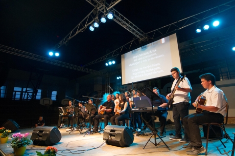 CSAKIS 2016 fesztiv�l megnyit� - Tegnap este volt a CSAKIS fesztiv�l megnyit�ja, Bard�cz Csaba főszervező Ikafalvi reform�tus lelkip�sztor k�sz�nt�tte a jelenl�vőket, ezt k�vetően Beder Imre k�zdiv�s�rhely reform�tus lelkip�sztora �s Kerekes L�szl� szint�n a k�zdiv�s�rhelyi Boldog �zs�b pl�b�nia pl�b�nosa sz�lt p�r sz�t. Majd a Kov�sznai Belv�rosi Reform�tus Egyh�zk�zs�g ifj�s�gi csoportj�nak dicső�tő koncertj�t n�zhett�k, hallhattuk. 

Ma este 20:30 t�l a P�celi K�rmel Egy�ttes l�p fel a CSAKIS sz�npadj�ra. Szeretettel v�runk �s h�vunk mindenkit! CSAl�dban Kereszt�nyk�nt IStennel!