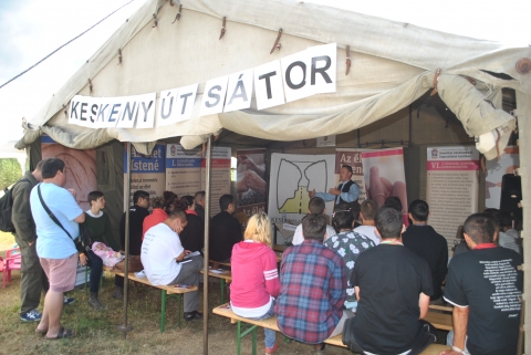 T�z �ve vezetj�k a Keskeny �tra az EMI t�boroz�kat - Szerd�n, augusztus 10-�n d�lben ny�lt meg a gyergy�szentmikl�si Emi t�bor. A Tusv�nyosi tapasztalatokkal is gazdagodott Keskeny utas kis csapat a tavalyin�l j�val alkalmasabb, forgalmasabb helyen �ll�thatta fel s�tr�t. A r�g ki�rdemes�lt katonai s�tor vigasztalan sz�rkes�g�t a reform�tus zsinat biotekiai �ll�sfoglal�sait sz�nesen hirdető nagym�retű bannerek tett�k sz�nesebb�. A menetrendszerűen, n�melykor viharos sz�llel �rkező z�porok gyakran ki �s bepakol�sra k�nyszer�tett�k a csoportot. A lelkiekre koncentr�l� misszi�s csapat elősz�r is a megsz�l�t�s fontos momentum�ra koncentr�lt: a sz�r�lapoz�s, megsz�l�t�s, h�v�s az �emberhal�szat� t�relmet �s sz�ntelen odafigyel�st ig�nylő tev�kenys�g maradt mindv�gig.

Első nap Bard�cz Csaba ikafalvi reform�tus lelkip�sztor Szerelem, szerelem, szerelem, szerelem, Eny�m vagy? � c�mmel a h�zass�g fontoss�g�r�l, a h�zass�g előtti vagy azon k�v�li �let csapd�ir�l, a p�rkeres�s �s tal�l�s m�dj�r�l, a kapcsolat tudatos �p�t�s�ről tartott nagy lelkigondoz�i tapasztalatra vall� előad�st. Ut�na �lm�nysz�nh�z �nyitotta meg�nem l�tező kapuit. Az egytag� �k�z�ns�g� bek�t�tt szemmel l�p be a s�tor titokzatos �s ismeretlen vil�g�ban, hol hangok, illatok, bar�ti �s szerető kezek k�s�rik el p�r perces l�leknyitogat� belső �tra. Kil�pve valamelyik lelki gondoz�st v�gző misszi�s taggal besz�lhet �rz�seiről, l�phet tov�bb testv�ri vezet�s mellett Krisztus fel�.

Mindezzel p�rhuzamosan a programokon r�sztvevő sz�lők gyermekeire k�l�n foglalkoz�s v�r: festeget�s, rajzol�s , j�tsz�s �s mes�l�s. K�z�s git�ros ifidalok �nekl�se ut�n a napot zs�roskenyeres szeretetvend�gs�g �s j��zű besz�lget�s z�rja. Cs�t�rt�k�n a programok �h�tattal kezdődtek.

Sz�sz Tibor Andr�s felsős�falvi lelk�sz a naini ifj� megr�z�, figyelmeztető de boldog kimenetelű t�rt�net�vel vezette fel a napi t�m�t. Barta �va szakpszichol�gus a Reform�tus Mentőmisszi�t�l k�t szabadult szem�llyel �rkezett, akik megr�z� ny�lts�ggal �s m�lys�ggel mondt�k el alkohol, szer �s j�t�kf�ggős�g�k �lm�nyeit, �s �rt�k le a szabadul�s �tj�t �s lehetős�g�t egy�ni meg�l�s�k alapj�n. Az �lm�ny sz�nh�z, majd a k�z�s �nekl�s, a gyermek-foglalkoz�s egy kis �rdeklődő, ismerős magot hozott l�tre m�sodik nap est�j�re. Harmadik nap a programkezdő hangol� elcsendesed�s ut�n Sz�sz Tibor Andr�s igei felvezetőt tartott, Z�keus t�rt�net�nek kibont�s�val, majd Helyem a nagyvil�gban c�mmel tartott előad�st. Felv�zolva a bibliai kozmog�ni�t, melynek k�zpontj�ban Krisztus �dvt�rt�neti műve �ll, r�mutatott J�zus f�ldi �let�nek kapcs�n arra, hogy az ember �lete nem statikus, nem helyhez k�t�tt, se fizikai se lelki �rtelemben.

�lland� v�ltoz�sban, mozg�sban van, �s ez�rt sz�ks�ges hogy pillanatr�l-pillanatra tudat�ban legyen, hogy melyek az �let�t igaz�n meghat�roz� kardin�lis pontok. A d�lut�ni �lm�nysz�nh�z a k�tba es�s dramatiz�lt t�rt�net�vel gondolkoztatta el a r�szvevőket arr�l, hogy hogyan viszonyul tehetetlen�l a k�rnyezet az emberhez baj eset�n, �s mik�ppen szabadit meg az �r. A koraesti �nekl�sen �s zs�roskenyeres egy�ttl�ten a t�rsas�g �j, kedves arcokkal gyarapodott. A szombati napon a hűv�s hajnal ut�n v�gre kis�t�tt a nap, �s a t�bor �lete is felpezsd�lt. Az elm�lked�s a Szent Luk�cs evang�lium�nak 6:27-36 versei alapj�n az Isten, a felebar�t �s a szeretet h�rmas k�tőd�s�t bontotta ki. J�zus megh�v minket a szeretet �lm�nye �ltal. Ez mint főparancs jelenik meg fel�nk. Isten elh�v lelki szabads�gra, a k�rnyezet�nk sz�m�ra, a mindennapokban �s mindezt az�rt teszi, hogy az irgalmas Atya k�pm�sai legy�nk.

K�szoni Szil�rd nagysolymosi lelkip�sztor a migr�ns k�rd�s aktu�lis t�m�j�t j�rta k�r�l a n�p��rt, kereszty�ns�g��rt f�ltőn agg�d� hitben j�r� ember szemsz�g�ből. Legyetek ravaszok, mint a k�gy�k, de szel�dek, mint a galambok! -krisztusi int�sre utalva a sz�v �s az �sz felelős egyens�ly�nak a sz�ks�gess�g�re figyelmeztet. A kereszty�ns�g, a nemzettudat �s az ebből fakad� �rt�krend identit�sunknak meghat�roz� elemei. Alapprogramja �ltal az iszl�m ezeket t�madja, vesz�lyezteti. A f�rfi-nő viszony, a teljesen m�s vil�gl�t�s a h�zass�gr�l, a k�z�ss�gről �s a t�rsadalomr�l m�ly �s tart�s v�ls�ggal fenyegeti Eur�p�t. A migr�nsok nagy r�sze gazdas�gi bev�ndorl�. A sz�ks�get, �ld�ztet�st szenvedőket meg kell �rteni, de az eg�sz jelens�get vil�gosan kell l�tni �s a hely�n kell kezelni. A liber�lis politika �s m�dia �ltal sugallt k�p sz�p szavakba, vonz� fogalmakba �lt�ztetve hamis k�pet sug�roz, mely a dolgok l�nyeg�t �s vesz�ly�t sz�nd�kosan eltakarja. A fiatalok hit �s nemzettudatra val� nevel�se, a gyermek�ld�s v�llal�sa k�t olyan m�d, mellyel hat�konyan munk�lhatjuk megmarad�sunkat � �sszegezte a lelkip�sztor.

A d�lut�ni �lm�nysz�nh�z az im�ds�g �sv�ny�re vezette el a r�szvevőt. Az ima a l�lek l�legzet v�tele! Keresd a csendet! Ne l�gy im�dban bőbesz�dű! Ne vedd Istent szolg�ltat� automat�nak! � tan�csolt�k a vezető hangok, �zenetek. Az imacs�ndben megsz�lalhatott az �tkereső l�lek. �ld�ssal t�vozott mindenki: Az �r �ldjon, v�djen, Ő tan�tson im�dkozni! A gazdag nap szok�s szerint �neksz�val, besz�lget�ssel �s zs�roskenyerez�ssel z�rult.

Sz�sz Tibor Andr�s