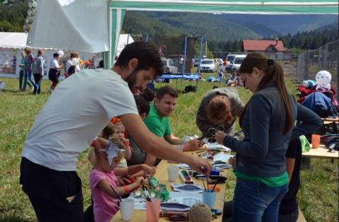 K�zműves tev�kenys�gek a csomakőr�si Csal�di Napon - Szombaton reggel nyitotta meg kapuj�t a Sz�kelyf�ldi Szabadegyetem keret�ben a csomakőr�si Csal�di Nap ahol a legkisebbeket �s sz�leiket t�bb tucat �rdekes foglalkoz�s v�rta. Az első alkalommal megszervezett Csal�di Nap fő t�mogat�ja a k�zdiv�s�rhelyi Zarah Moden �s a New Fashion k�szruhagy�rak voltak. Az esem�nyen k�sz�lt fot�k az egyes�let Facebook oldal�n megtekinthetőek.

Az augusztus 13-ai Csal�di Napon a kalandok a gyerekek sz�m�ra �gyess�gi j�t�kokkal kezdődtek, ahol kincseket gyűjt�ttek, majd ezeket bev�lthatt�k b�bsz�nh�zi előad�sra, mesen�z�sre, sz�mtalan k�zműves foglalkoz�sra. Ugyanakkor volt csecse-becse, csill�m vil�g, z�ld f�ld, nemezel�s �s sok m�s foglalkoz�s. Az esem�ny c�lja volt elsősorban a sz�rakoz�s, kikapcsol�d�s, de nem elhanyagolhat� a csapat�p�t�s hat�sa sem. A k�zdiv�s�rhelyi Z�ld Nap Egyes�let csapata is megh�v�st kapott a szombati rendezv�nyre ahol a 'z�ld f�ld' s�torban v�rt�k mindazokat akik k�l�nb�ző tippeket akartak megismerni a WC pap�r guriga �jrahasznos�t�sa kapcs�n.

Fot�: R�duly Attila