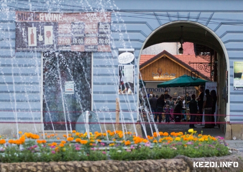2016-s sokadalmi program a Borudvarban - Four Bones Quartet, Mozsika, Heveder zenekar, Perkő N�pt�ncegy�ttes - A Borudvarban augusztus 25-�n, cs�t�rt�k�n 20 �r�t�l a tokaji Zombory pinc�szet borait k�stolhatj�k meg az �rdeklődők, 21 �r�t�l pedig a budapesti Four Bones Quartet l�p sz�npadra. Augusztus 26-�n, p�nteken 18 �r�t�l a Mozsika n�pzene �s n�pt�nc gyermekg�l�ra ker�l sor, 20 �r�t�l pedig t�nch�zba v�rja az �rdeklődőket az Antant�nusz Egyes�let, zen�l a Heveder zenekar. Augusztus 27-�n, szombaton 19 �r�t�l Pajz�n meseestre ker�l sor, augusztus 28-�n, vas�rnap 20 �r�t�l pedig a Perkő N�pt�ncegy�ttes produkci�ja z�rja a Borudvar programjait.