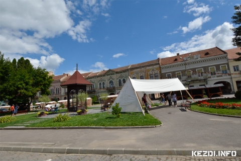 Ifj�s�gi t�r �s a Neked mi a k�zdiv�s�rhelyi t�rt�neted c�mű ki�ll�t�s megnyit�ja - A K�zdiv�s�rhelyi Ifj�s�gi Szervezet augusztusban kreat�v irodalmi p�ly�zatot hirdetett �Neked mi a k�zdiv�s�rhelyi t�rt�neted?� c�mmel. A p�ly�zatra 21 k�v�l� munka �rkezett, t�bbek k�zt egy rom�n nyelvű sz�veg is, melyet fontosnak tartunk kihangs�lyozni, hiszen a v�ros multikulturalit�s�t �s t�bbnyelvűs�g�t szimboliz�lja.

A h�romtag� zsűri, J�zsa Ir�n tan�rnő, dr. Borcsa J�nos irodalomkritikus illetve Sz�llősi Tam�s �nkorm�nyzati k�pviselő �s KVISZ eln�k, d�nt�se alapj�n 10 munk�t �ll�tunk ki a G�bor �ron t�ren az Őszi Sokadalom alkalm�val.

A sz�vegekhez a grafik�kat Cserei R�ka k�sz�tette. 
A ki�ll�t�st 2016. augusztus. 26-�n 16.20-t�l tarjuk a G�bor �ron t�ren l�vő Ifj�s�gi t�rn�l. Sok szeretettel v�runk mindenkit! L�togassanak meg t�bbsz�r a h�tv�g�n, vegyenek r�szt a kieg�sz�tő ifj�s�gi programokon is.

Az ifj�s�gi t�r partnerei: K�zdiv�s�rhely �nkorm�nyzata, Őszi Sokadalom, Nexxon, Zarah Moden, Z�ld Nap Egyes�let, H�rit, Mi�rt, Designer, Communitas, Somes Delivery.