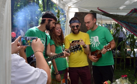 Pity�kafesztiv�l zamatos nemzetk�zi �zekkel - Az elm�lt �vekhez hasonl�an id�n is nagy n�pszerűs�g �vezte a K�zdiv�s�rhelyi �s K�rny�kbeli V�llalkoz�k Egyes�lete, a Szabadtűzi Lovagrend Erd�lyi Rendje �s a v�rosh�za �ltal  VII. alkalommal megszervezett pity�kafesztiv�lt. Az augusztus 27-ei rendezv�nyre szok�s�hoz h�ven a Z�ld Nap Egyes�let is benevezett, ahol hetedik helyez�st �rt el. A rendezv�nyen k�sz�lt fot�kat megtekinthetik itt .

A benevezett tizenn�gy � tizenegy hazai (k�zdii, sepsii, ozsdolai �s kov�sznai) �s h�rom magyarorsz�gi (mezők�vesdi, paksi �s Budapest XIV. ker�leti) � benevezett csapatok t�bbs�ge az �st�ket r�szes�tette előnyben a főz�sn�l. Id�n is mindent megtettek a pity�kafesztiv�l r�sztvevői, hogy �tletes �s j� ked�lyű elnevez�ssel, lelem�nyes t�lal�ssal h�vj�k fel az �ltaluk elk�sz�tett pity�k�s finoms�gra a zsűri figyelm�t. �sszess�g�ben t�bb sz�z h�romsz�ki l�togatott ki a Moln�r J�zsi�s parkban megszervezett szabadt�ri rendezv�nyre. A t�bb főből �ll� zsűri pontozta a benevező csapatok �lt�zet�t, j� hangulatot, a hozz�val�k elők�sz�t�s�t, az �telk�sz�t�st �s az asztald�sz�t�st is. Az előzetesen benevezők sz�m�ra a �h�zi feladat� a k�z�s krumpli kompoz�ci�k elk�sz�t�se volt, melyek receptj�t nem hat�rozt�k meg. A csapatok az id�n is otthonr�l hozt�k a hidegt�lakat, a h�zikenyeret, a savany�s�got, a fűszert, az �sv�nyvizet, a p�link�t, a bort �s az asztald�sz�t�st. A Z�ld Nap Egyes�let csapat�t a szervezet eln�ke R�duly Attila, tagjai Gy�rgy Attila, K�nya L�szl� �s a spanyol EVS �nk�ntesek Silvia Blanco Gonz�lez �s Enrique de paz Miguel alkotta. A fesztiv�l első d�jasa a K�zdiv�s�rhelyi Nők Egyes�let�nek csapata lett. A m�sodik d�jat a Nexxon �zvar�zs, a harmadikat pedig a H�romsz�ki Borbar�tok csapata kapta.

Fot�: Kelemen Zsolt