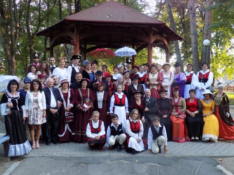 �sszek�tni a Magyarok sz�v�t-lelk�t hat�rok n�lk�l - a K�zdiv�s�rhelyi Nők Egyes�let�nek �t�dik hagyom�nyőrző rendezv�nysorozata a sokadalomban - �sszek�tni a Magyarok sz�v�t-lelk�t hat�rok n�lk�l - a K�zdiv�s�rhelyi Nők Egyes�let�nek �t�dik hagyom�nyőrző rendezv�nysorozata a sokadalomban
https://www.kezdi.info/documents/kezdi_info_document_4131.jpg
https://www.kezdi.info/documents/kezdi_info_document_4132.jpg
��sszek�tni a Magyarok sz�v�t-lelk�t hat�rok n�lk�l�...

Ism�t egy�tt �nnepelt�nk Gy�ngy�s V�ros Bar�tainak K�r�vel az Őszi Sokadalmi rendezv�nyeinken, visszas�t�lva a XIX.sz�zadba, korhű ruh�kban, egym�st erős�tve, az �sszetartoz�s k�k ege alatt.
https://www.kezdi.info/documents/kezdi_info_document_4133.jpg
https://www.kezdi.info/documents/kezdi_info_document_4134.jpg
Imm�r �t�dik alkalommal szervezz�k meg a K�zdiv�s�rhelyi Nők Egyes�let�nek tagjaival e hagyom�nyőrző rendezv�nysorozatunkat.
https://www.kezdi.info/documents/kezdi_info_document_4135.jpg
https://www.kezdi.info/documents/kezdi_info_document_4136.jpg
Az id�n kedves szponzorunknak, Bakk Vit�lis M�ria Kinga vez�rigazgat� asszonynak k�sz�nhetően, egyes�let�nkből, 17-en, sz�kelyruh�ba �lt�zve fogadhattuk kiv�l�, szeretett vend�geinket Gy�ngy�s v�ros�b�l, akik Bal�zs Ernő eln�k �r, tiszteletbeli tagunk vezet�s�vel �rkeztek, nagy �r�m�nkre!
https://www.kezdi.info/documents/kezdi_info_document_4137.jpg
Most is ki�ll�t�ssal nyitottuk meg a XIX.sz�zadba vezető utat. Az előző �vekben k�zimunk�kat, r�gi �csipkek�ltem�nyeket�,s�tem�nyeket, egykori v�roslak�k f�nyk�peit, gyermekkori gyűjtem�nyeinket ismertett�k meg a sokadalom r�sztvevőivel. Az id�n a sz�kelyruh�ba �lt�ztetett bab�inkat mutattuk be, a Koszt�ndi K�pt�r sz�p helys�g�ben.
https://www.kezdi.info/documents/kezdi_info_document_4138.jpg
https://www.kezdi.info/documents/kezdi_info_document_4139.jpg
A gy�ny�rű, korhű ruh�kba �lt�z�tt H�lgyek,�rak mellett, aranyos, sz�p n�pviseletben t�nd�klő kisl�nyok, kisfi�k szavaltak, �nekeltek, szebb� t�ve �nep�nket. F�l�pMagdolna egyes�leti eln�k nyitotta meg a ki�ll�t�st, k�sz�ntve a r�sztvevőket, majd Biszak Enikő aleln�k bemutatta a helys�genk�nt v�ltoz�, baba�lt�zetek jellegzetess�g�t, �s annak megőrz�s�nek fontoss�g�r�l besz�lt. Megk�sz�nte a ruh�k elk�sz�t�s�vel foglalatoskod�k munk�j�t. Jelen volt Kelemen Kata tan�t�nő, a Szeretet Iskola tanul�ival. Ez alkalommal Kelemen Zsanett, Bencző Bella, Kicsid Csaba Zsolt szavaltalk szeretetről szol� verseket, majd J�n� Kinga tan�t�k�pzős di�k, csengő hangj�val �nekelt nek�nk sz�p n�pdalokat.
https://www.kezdi.info/documents/kezdi_info_document_4140.jpg
https://www.kezdi.info/documents/kezdi_info_document_4141.jpg
A nők egyes�let�nek tagjai finom s�tem�nyeket k�sz�tettek erre az alkalomra is, megkin�lva kedves vend�geinket.
https://www.kezdi.info/documents/kezdi_info_document_4142.jpg
https://www.kezdi.info/documents/kezdi_info_document_4143.jpg
Mindenkit megh�vtunk itt is egy XIX.Sz�zadi S�t�ra a főt�ri sokadalmi s�trak forgatag�ba �s a Moln�r J�zsi�s Parkba, ahol a Zenepavilon emelv�ny�n Kert�sz Andrea alkalomhoz illő, sz�vhez sz�l� vers�vel �s J�n� Kinga �jabb n�pdal �ssze�ll�t�s�val k�pr�ztatta el a gy�ngy�si bar�tainkat, női egyes�let�nk tagjait, a Z�ld Nap Egyes�let�nek tagjait, eleg�ns �rakat,H�lgyeket! A m�ltbeli s�t�nk k�z�s fot�val �rt v�get.
https://www.kezdi.info/documents/kezdi_info_document_4144.jpg
https://www.kezdi.info/documents/kezdi_info_document_4145.jpg
Szombaton az egyes�let�nk 6 tagja indult a Pity�kafőző Verseny megm�rettet�s�n: Sylveszter Ibolya, Bekk �va, R�kosi Judit, Fej�r Roz�lia, S�nta M�ria, Kov�cs Ibolya �s a drukkereink. Nagyon finom pity�katok�nyt, sz�p asztalt k�sz�tettek elő, ez alkalommal is. Első d�jat hoztak el, ezzel is gazdag�tva egyes�let�nk diploma gyűjtem�ny�t! Gratul�lunk Nek�k!
https://www.kezdi.info/documents/kezdi_info_document_4146.jpg
https://www.kezdi.info/documents/kezdi_info_document_4147.jpg
Gy�ngy�s V�ros Bar�tainak K�r�nek 20 tagj�val p�nteken megl�togattuk az Incze L�szl� C�ht�rt�neti M�zeumot, majd a főt�ren a G�bor �ron szoborn�l Kis Emese tan�rnő besz�lt a v�rosunk �p�tkez�si stilus�r�l �s jellegzetes udvartereiről. Szombaton vend�geink a csern�toni Haszmann P�l M�zeumban csod�lhatt�k meg az ottani, hatalmas n�pműv�szeti gyűjtem�nyt �s hallgathattuk �hitattal, meghat�dotts�ggal Haszmann P�l m�zeumvezető, nemzetmentő, sz�kelyhumorral fűszerezett gondolatait!
https://www.kezdi.info/documents/kezdi_info_document_4148.jpg
https://www.kezdi.info/documents/kezdi_info_document_4149.jpg
Vissza�rve K�zdiv�s�rhelyre az egyes�let�nk szak�csnői finom �sz�kelyfalatk�kkal� ,sz�kelyszikr�val �s nagy szeretettel v�rtak benn�nket. M�r főtt a finom pity�katok�ny, illata m�r sejtette a �győzelmet�!
Innen Lemh�nybe vitt az �tunk, ahol D�cz� Istv�n �s T�nde saj�t h�zat�j�n finom eb�ddel fogadott minket, nagy szeretettel, ell�tva minden j�val, ami �szem, sz�jnak ingere�.Mellett�k seg�tkeztek M�ty�sIbolya, Biszak M�rta, Simon Emese tagt�rsaink. A felejthetetlen d�lut�nt a sz�kelysirat�k, n�pdalok k�z�s �nekl�se tette meghittebb�, csal�diasabb�.

A k�z�s �nnepi,b�cs�estre a Bujdos� vend�glőben ker�lt sor, ahol ism�telten megpecs�telt�k imm�r 8. �ves bar�ts�gunkat, Egy�ttműk�d�si szerződ�s al��r�s�val. K�lcs�n�s aj�nd�k�tad�s �s j� hangulat� t�ncmulats�g erős�tette meg a kapcsot, ami imm�r �letre sz�l�an k�ti �ssze sz�veinket,lelkeinket!
Vas�rnap a b�cs�z�s előtt, a 2011-ben,a Sportcsarnok előtt, k�z�sen �ltetett fenyőf�csk�t l�togattuk �s �nt�zt�k meg, ami bar�ts�gunk egyik sz�p jelk�pe, őrizője marad!

K�sz�nj�k szponzorainknak az Őszi Sokadalom alkalm�val szervezett, XIX.Sz�zadi Piaci S�ta rendezv�ny�nkh�z val� hozz�j�rul�sukat, seg�ts�g�ket: K�zdiv�s�rhely Polg�rmesteri Hivatal�nak, Bakk Vitalis Maria King�nak, a Borudvar tulajdonos�nak,Heged�s Ferenc �rnak, a Toro KFT-nek, a Francia P�ks�gnek, a Sz�kely P�ks�gnek, a Perla Covasna-nak, a D�cz� h�zasp�rnak, az Incze L�szl� C�ht�rt�neti M�zeum vezetős�g�nek!

K�sz�nj�k Gy�ngy�s V�ros Bar�tainak K�r�nek, Kelemen Kat�nak valamint a Szeretet Iskola tanul�inak, J�n� King�-nak, Kert�sz Andre�-nak, a Z�ld Nap Egyes�let tagjainak, Kis Emese tan�rnőnek, a R�k Ellen A J�vő�rt tagjainak, �s minden vend�g�nknek, hogy vel�nk �nnepeltek! 

K�sz�nj�k a sok s�tem�nyt, a sok tev�kenys�get, a Sz�kelyruh�s Bab�k ki�ll�t�s�nak elők�sz�t�s�t, az aj�nd�kok elk�sz�t�s�t tehets�ges tagt�rsainknak, akik ez alkalommal is helyt �lltak! 
Gratul�lunk a d�jnyertes csapatunknak, a Pity�kafőző Versenyen el�rt első hely�rt �s a sok f�radoz�s�rt, hogy ez megval�suljon!

Isten �ldja Mindny�jukat! Viszontl�t�sra 2017-ben!

�Ny�lnak m�g vir�gok, csattog m�g mad�rdal,
Kedves eml�ket hoz minden mag�val�
(�Erd�lyi vigasztal�)

F�l�p Magdolna
K�zdiv�s�rhelyi Nők Egyes�lete