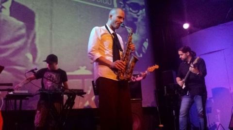 T�th Viktor & Bird Food Market a Jazz Caf�-ban - 2016. szeptember 15.-�n, cs�t�rt�k�n este 21:00 �r�t�l l�p fel a K�zdiv�s�rhelyen a Jazz Caf�-ban T�th Viktor & Bird Food Market.

https://www.youtube.com/watch?v=3gXqhiRmMj4

A Bird Food Market T�th Viktor szaxofonos vezet�s�vel 2012-ben alakult. Zen�j�k a modern jazz �s hip hop h�zass�ga, a Charlie Parkeri be bop hagyat�k �jra�rtelmez�se, f�nyes utaz�s a sosem volt vil�gok fel�. Koncertjeiket a minden pillanatban �jj�sz�lető zene, az avantgard lelk�let, a t�rt ritmusok sodr� pulz�l�sa, �s magas szintű improviz�ci� jellemzi.

https://www.youtube.com/watch?v=vGy-N3MpbV8

�T�th Viktor a fiatal magyar jazz gener�ci� egyik legtehets�gesebb tagja� � �rja r�la a sajt�, Climbing with mountains c�mű albuma a 2007-es �v legjobb jazz lemeze d�jat nyerte el, 2011-ben pedig a Fidelio orsz�gos szavaz�s�n a 2010-es �v jazz szem�lyis�g�nek v�lasztott�k. A szaxofonos saj�t mag�t m�gis egy �ton j�r� kereső emberk�nt l�tja, zenei t�rekv�seiben az egyetemes harm�ni�val v�gyik egys�gre.Leg�jabb - �t�dik -lemeze Szemed Kincse c�mmel jelent meg ny�ron. Olyan nagys�gokkal j�tszott egy�tt, mint Hamid Drake (dob), Henry Franklin (bass), William Parker (bass), Dresch Mih�ly (sax) Piotr Wojatasik (tp) , John Betsch (dob), k�z�s koncertjeiket a zen�sz mint a tanul�s, �nfejleszt�s nagyszerű alkalmait l�tja. Hangszeres j�t�k�ra a dinamikus, m�gis �rz�keny kifejez�sm�d jellemző, zenei megnyilv�nul�saiban a pillanat energi�it k�v�nja megragadni. J�tszott Eur�pa �s az Egyes�lt �llamok sz�mos jazz fesztiv�lj�n, saj�t tercettj�t vezeti, kort�rs t�ncossal duettezik, n�pzen�t gyűjt, zen�t szerez, �j utakat keres.