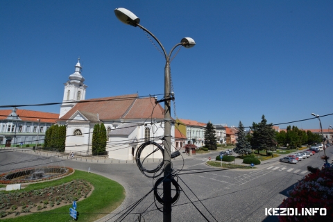 Szeptemberi tan�cs�l�s K�zdiv�s�rhelyen - a helyi k�lts�gvet�s 523640 lejjel nőtt - Szeptemberi tan�cs�l�s K�zdiv�s�rhelyen - a helyi k�lts�gvet�s 523640 lejjel nőtt.

Szeptember 15-�n, cs�t�rt�k�n ker�lt sor K�zdiv�s�rhely Munic�pium tan�cs�nak soros �l�s�re. A test�let tagjainak tizenhat napirendi pontr�l kellett d�nt�st hozniuk, k�z�tt�k a helyi k�lts�gvet�s m�dos�t�s�r�l, a leadott p�ly�zatok finansz�roz�si szerződ�s�nek hosszabb�t�s�r�l, a Vigad� Kultur�lis Alap�tv�ny alap�t� okirat�nak m�dos�t�s�r�l, a munic�piumi k�rh�z szem�lyzeti fel�p�t�s�nek m�dos�t�s�r�l, �szt�nd�jak �rt�keinek, illetve ter�letek ny�lt �rver�sen t�rt�nő elad�s�nak j�v�hagy�s�r�l.

Dr. Kelemen Andr�s tan�csos eln�klet�vel az el�lj�r�k elsősorban a helyi k�lts�gvet�s m�dos�t�s�t szavazt�k meg. Bokor Tibor polg�rmester kiemelte, az �v elej�n meghat�rozott �sszeg 523.640 lejjel nőtt a betervezetthez k�pest, amiből egy milli�n�l t�bb lejt a G�bor �ron Iskolak�zpont kampusz�t �p�tő c�gnek �s a tan�gyben dolgoz�k kifizet�s�re utaltak �t. Mivel a V�g�h�d �s a M�jus 1. utc�k korszerűs�t�s�re p�ly�z� c�gek folyamatosan fellebbeznek, az erre sz�nt 445.000 lejt k�nytelenek m�sra ford�tani � fűzte hozz� a polg�rmester.

A tov�bbi h�rom napirendi pontban a volt IFET ter�let�n �s az �lep�tő �llom�s ter�let�n �p�lt ipari parkra, illetve a G�bor �ron Iskolak�zpont bőv�t�s�re vonatkoz� p�ly�zatok finansz�roz�si szerződ�s�nek hosszabb�t�s�t szavazta meg a test�let. A k�vetkező pontban a tan�cs a 2010/108-as tan�cshat�rozat m�dos�t�s�r�l d�nt�tt. A 2010-ben megszavazott hat csal�d helyett csup�n h�rom �lt a b�rmentes ter�letek felhaszn�l�s�nak lehetős�g�vel, �gy a tan�cs ism�t megszavazta a h�rom megmaradt telek b�rmentes kioszt�s�t. Az ezekről d�ntő bizotts�gba G�l Elem�r �s Budău Ionuț tan�csosok foglalnak helyet.

A rekl�meszk�z�k elhelyez�s�re �s enged�lyez�s�re vonatkoz� szab�lyzat j�v�hagy�s�t egy tart�zkod�s ellen�ben, a Csern�ton utcai szolg�lati lak�s kiutal�s�nak j�v�hagy�s�t, a k�zdiv�s�rhelyi munic�piumi k�rh�z szem�lyzeti fel�p�t�s�nek m�dos�t�s�t �s a k�zdiv�s�rhelyi munic�piumi szoci�lis �tkezde szervez�si �s műk�d�si szab�lyzat�nak j�v�hagy�s�t egy�ntetűen szavazt�k meg az el�lj�r�k. 

Bejan Andr�s tan�csos javaslat�ra a Vigad� Kultur�lis Alap�tv�ny �l�re De�k Ferenc irodalomtan�rt, M�nessy Kinga Kitty kommunik�ci�s szakembert, Lung L�szl� Zsolt igazgat�t, Nagy Babos Tam�s, Szigethy K�lm�n, Ily�s Botond �s Szőllősi Tam�s tan�csosokat nevezt�k ki, ugyanakkor Hegedűs Ferenc tan�csos javaslat�ra a tan�gyi int�zm�nyek sz�m�ra a 2016-2017-es tan�vre ki�rt �szt�nd�jakat 25%-al n�velt�k meg a tan�cstagok. A 2016/64-es, tan�gyi int�zm�nyek vezető tan�cs�ra vonatkoz� tan�cshat�rozatot is m�dos�tott�k, ez�ltal Szab� Vincze tan�csos a Man�cska Napk�zi test�let�nek lesz a tagja. 

Az el�lj�r�k Bokor Tibor polg�rmester javaslat�ra az utcan�vad�s j�v�hagy�s�r�l sz�l� hat�rozattervezetet levett�k a napirendi pontok k�z�l, ugyanis a t�rv�ny �rtelm�ben az erről sz�l� hat�rozatot harminc munkanapos k�zvit�ra kell bocs�jtani. Az utols� h�rom napirendi pontokat, a Tavasz utca 11 sz. alatti ingatlan ny�lt �rver�sen t�rt�nő elad�s�nak j�v�hagy�s�t egy tart�zkod�s, k�t ellen szavazat ellen�ben, a Matk� Istv�n utca 14 sz. alatti ter�let ny�lt �rver�sen t�rt�nő elad�s�nak j�v�hagy�s�t egy ellenszavazattal, Ny�jt�d 386 sz. alatti ter�let ny�lt �rver�sen t�rt�nő elad�s�nak j�v�hagy�s�t egy tart�zkod�s �s egy ellenszavazat ellen�ben szavazta meg a tan�cs. 

Helyet adva a k�l�nf�l�knek, Ily�s Botond �s G�l Elem�r tan�csosok k�rtek sz�t. Előbbi a Budai N. Antal utca lak�inak panasz�t k�zvet�tette, ut�bbi a Trandafir utca 13-as t�mbh�za melletti munk�latok be nem fejez�s�t eml�tette, amit teljes m�rt�kben a Gosp-Com Kft. hanyags�g�nak �t�l meg. Bokor Tibor polg�rmester elmondta, a Budai N. Antal lak�inak elsősorban csatlakozniuk kell a csatornarendszerhez, majd ut�na folytat�dhatnak az aszfaltoz�si munk�latok, tov�bb� ut�na fog j�rni a Gosp-Com Kft. munk�latainak is. 

2016. szeptember 16.