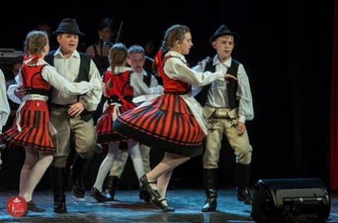 Okt�bertől indul a balett �s a n�pt�nc oktat�s - Okt�bertől �jraindul a balett �s a n�pt�nc oktat�s. 
Jelentkezni lehet a Vigad� Művelőd�si H�z k�z�ns�gszolg�lati irod�j�ban h�tfőtől cs�t�rt�kig 8 �s 19 �ra k�z�tt, illetve p�nteken 8 �s 15 �ra k�z�tt.
Szeretettel v�runk minden kis t�ncostalp�t!