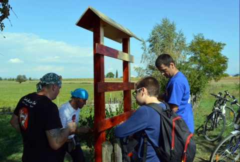 Szezonz�r� bringat�ra Nemere �tja fejleszt�ssel - Szeptember 18-�n a Z�ld Nap Egyes�let az idei szezon utols� ker�kp�rt�r�j�t szervezte meg. A 65 km-es t�ra azoknak sz�lt akik szeretnek ker�kp�rozni �s emellett szeretn�k a var�zslatos Nemere �tja z�ld �tvonal ezen r�sz�t kipr�b�lni. A mostani esem�ny k�l�nlegess�ge abban �llt, hogy a t�ra sor�n a m�lt h�ten elhelyezett h�romnyelvű z�ld�tvonal inform�ci�s t�bl�kat lefestette a 31 r�sztvevő bring�s, a k�zdiv�s�rhelyi Rotary Klub t�mogat�s�nak k�sz�nhetően. A szezonz�r�n k�sz�lt fot�k megtekinthetők a Z�ld Nap Egyes�let facebook oldal�n.

V�ltoz�kony időben zajlott a vas�rnap f�l t�zkor elrajtol� szeptemberi honismereti ker�kp�rt�ra, melynek c�lja most is az �tvonal megismer�se, n�pszerűs�t�se, a mozg�sgazdag, akt�v pihen�s �szt�nz�se volt. A lelkes csapat a z�ld�tvonal piros C jelz�seit k�vetve a Sinkovits stadion elől indult Szentkatoln�t �rintve Gelence �s Haraly fele, ahol egy kisebb pihenőt k�vetően Orbaisz�kre tekertek, megtekintve a zabolai Cs�ng� N�prajzi M�zeumot, mely Pozsony Ferenc, egyetemi tan�r mag�ngyűjtem�ny�ből sz�letett meg. A Nemere �tj�n ki-ki hajt�sabb temp�ban, ki-ki k�nyelmesebben, t�rs�val besz�lgetve tekert tov�bb Sz�kelypetőfalv�ra, ahol V�rhelyi Piroska n�ni udvari k�tj�b�l felt�rő d�jnyertes borv�zet kost�lhatt�k meg a tekergők. K�zben gy�ny�rk�dtek az egyes kanyarokban el�nk t�rul� n�v�nyzet l�tv�ny�ban. A ker�kp�rosok Sz�kelytam�sfalv�t, Szőrcs�t, K�zdimartonfalv�t, K�zdim�rkosfalv�t �s Hatolyk�t �rintve kis pihenőt tartottak, megn�zve a l�tnival�kat. A t�ra legfiatalabb r�sztvevője a 11 �ves Kaj�n Botond volt, aki előszeretettel tekerte v�gig a t�vot. Az �tvonalr�l bővebben az erre a c�lra l�trehozott (nemere.zoldnap.info) port�lon kaphat inform�ci�t.

T�mogat�: Bethlen G�bor Alapkezelő Zrt �s az Erasmus+ program

Szerző: R�duly Attila

Fot�: Enrique de paz Miguel �s D�cz� Levente