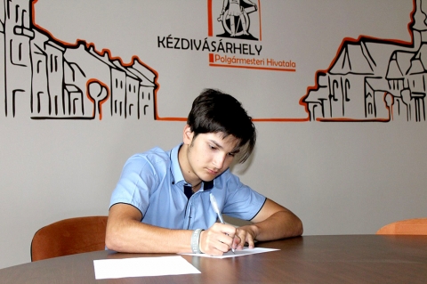 J�nosi Zsolt kapta a Kiss L�z�r-eml�kd�jat - A m�sodik alkalommal kiosztott Kiss L�z�r-eml�kd�jat J�nosi Zsoltnak, a Tur�czi M�zes �ltal�nos Iskola volt VIII. oszt�lyos tanul�j�nak �t�lte oda a Nagy Babos Tam�s tan�csos �r �ltal vezetett Kultur�lis- �s Sportbizotts�g.

Mezők�vesd �nkorm�nyzata 2014-ben aj�nlotta fel a 100 ezer forint �rt�kű Magyar Nyelv�rt-d�jat, amellyel a magyar irodalom �s nyelv�pol�s ter�n kiemelkedő teljes�tm�nyt ny�jt� nyolcadikos di�kokat jutalmazz�k �vente. A kit�ntet�st � Moln�r Istv�nn�, a mezők�vesdi, valamint Nagy Babos Tam�s, a k�zdiv�s�rhelyi �nkorm�nyzat kultur�lis- �s sportp�ly�zatokat elb�r�l� bizotts�g eln�ke d�nt�se �rtelm�ben � Kiss L�z�r egykori elismert pedag�gusr�l nevezt�k el.

A d�jaz�sn�l az essz� elb�r�l�sa mellett a nemzetk�zi, orsz�gos vagy megyei versenyeken el�rt eredm�nyeket, illetve a r�szv�telt �rt�kelt�k, valamint minden olyan tev�kenys�get, amely a magyar irodalommal, nyelvvel �s kult�r�val kapcsolatos.

A Kiss L�z�r-eml�kd�jat a helyi �nkorm�nyzat k�zbenj�r�s�val k�zbes�tik a nyertesnek.