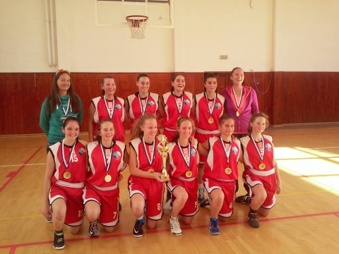 U15-os l�ny Sz�kely kos�rlabda bajnok a Cs�kszereda-i VSK - A h�tv�g�n, vas�rnap zajlott  az U15-�s l�ny Sz�kely NB d�ntő torn�ja Marosv�s�rhelyen.

Eredm�nyek:
BC Sirius - VSK Cs�kszereda: 36 - 68
ISK Sepsiszentgy�rgy - Vendor SK: 33 - 53
Kis d�ntő : BC Sirius - ISK Sepsiszentgy�rgy: 60 - 62
D�ntő: VSK Cs�kszereda - Vendor SK: 67 - 50

T�bl�zat:
1. VSK Cs�kszereda
2. Vendor Sz�kelyudvarhely
3. Sepsiszentgy�rgy ISK
4. Sziriusz Marosv�s�rhely 