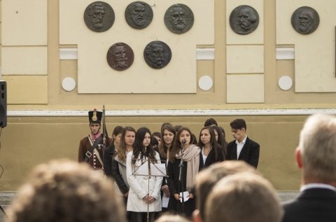 Eml�kezz�nk az aradi v�rtan�kra - Eml�kezz�nk az aradi v�rtan�kra

K�zdiv�s�rhelyen, a hagyom�nyokhoz h�ven, ebben az �vben is a kantai Nagy M�zes Elm�leti L�ceum udvar�n tartanak megeml�kező �nneps�get a di�kok. 167 �ve imm�r, hogy okt�ber 6-�n azokra a magyar honv�dtisztekre eml�kez�nk, akiket az 1848-49-es forradalom �s szabads�gharcban j�tszott szerep�k miatt v�geztek ki. Az aradi v�rtan�kat 1849. okt�ber 6-�n �t�lt�k hal�lra, az�ta minden �v ezen napj�n, a vil�g minden t�j�n, tiszteleg előtt�k a magyar t�rsadalom. 

2016 okt�ber 6-�n, cs�t�rt�k�n 14 �r�t�l az aradi v�rtan�k eml�ke előtt tisztelegnek a Nagy M�zes Gimn�zium, valamint a Reform�tus Koll�gium di�kjai. A k�t iskola tanul�i �nnepi műsorral k�sz�lnek, amelyet Rancz-Gy�rf�s Zsuzsa, a Reform�tus Koll�gium tan�ra, valamint Nagy-Babos Tam�s, a Nagy M�zes L�ceum oktat�ja k�z�sen �ll�t �ssze. A megeml�kez�sbe K�zdiv�s�rhely �nkorm�nyzata �vek �ta bekapcsol�dik. Az �nneps�g koszor�z�ssal �r v�get az iskola egykori tan�ra, az aradi v�rtan�k gy�ntat�papja, Suj�nszky Euszt�k eml�kplakettje előtt.

K�zdiv�s�rhely Polg�rmesteri Hivatala, valamint a k�t szervező oktat�si int�zm�ny szeretettel v�r mindenkit az esem�nyre!