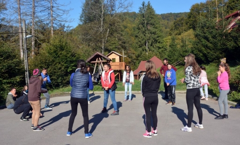 Term�szet � Az �let forr�sa! - t�bori besz�mol� - 2016 szeptember 23-25 k�z�tt B�lv�nyosf�rdőn a Term�szet � Az �let forr�sa! t�bort szervezett a Z�ld Nap Egyes�let a Sport �s Ifj�s�gi Miniszt�rium r�szt�mogat�s�val. A h�romnapos t�borban r�sztvevő h�sz fiatal (ikafalviak, nagyborosny�iak, d�lnokiak, k�zdiv�s�rhelyiek, torjaiak stb.) a j�t�kos tev�kenys�gek mellett elm�leti oktat�s�ban is r�szes�lt, az erdei gyalogt�r�kon pedig a k�rny�kkel ismerkedhettek meg. Az esem�nyen k�sz�lt fot�k megtekinthetőek az egyes�let Facebook oldal�n.

A v�ltozatos �s j�t�kos programok mellett a t�bor c�lja volt a k�rnyezettudatoss�gra nevel�s, a term�szetv�delem fontoss�g�ra val� felh�v�s, illetve a j�t�kos tanul�s előt�rbe helyez�se is. Sz�nes�tette a programokat, hogy mindezt kooperat�v m�don, csoportokban tev�kenykedve tehett�k meg a t�borlak�k. A p�nteki �rkez�s ut�n a sz�ll�shely elfoglal�s�n �s a t�bornyit�son volt a hangs�ly, azut�n pedig elkezdőd�tt az igaz�n 'sűrű' program. D�lut�n a csapat�p�tő tev�kenys�gek mellett a kreat�v �jrahasznos�t�sr�l �s a t�megk�zleked�sről besz�lgettek, vit�ztak, majd a t�bori szab�lyzat kidolgoz�s�t k�vetően szabadprogram k�vetkezett. A szombat reggeli torna ut�n a honismereti t�r�kon volt a hangs�ly, d�lut�n a tanul�k k�zműves foglalkoz�sokon vettek r�szt, �jrahasznos�that� anyagokb�l (PET-palack, WC-pap�r guriga, �js�gpap�r, konzervdoboz stb.) k�l�nb�ző d�szt�rgyakat �s haszn�lati t�rgyakat k�sz�tettek. A vacsor�t k�vetően filmvet�t�ssel fejezt�k be a napot a szervezők. A vas�rnapi programban k�t nagy előad�s is szerepelt, elsők�nt a Vinca Minor Egyes�let k�pviselője, Bug�r Adrienn kalauzolta el a fiatalokat a Csom�d-B�lv�nyos Natura 2000-es ter�let rejtelmeibe. Őt k�vette Jancs� Katalin gombaszakellenőr ismertetője a gy�gyn�v�nyekről �s a vadon termő ehető gomb�k gy�gyhat�s�r�l.

Az �nnep�lyes t�borz�r�s vas�rnap d�lut�n �rt�kelővel z�rult, amelynek sor�n j�t�kos feladatokat megoldva, �r�mmel vett�k tudom�sul a fiatalok, hogy mi mindent tanultak n�h�ny nap alatt. Nem kellett k�zv�lem�ny-kutat�st k�sz�teni, hogy kijelenthess�k: mindenki sz�vesen visszat�rne j�vőre is.

Szerző: R�duly Attila
Fot�: Derzsi Eszter