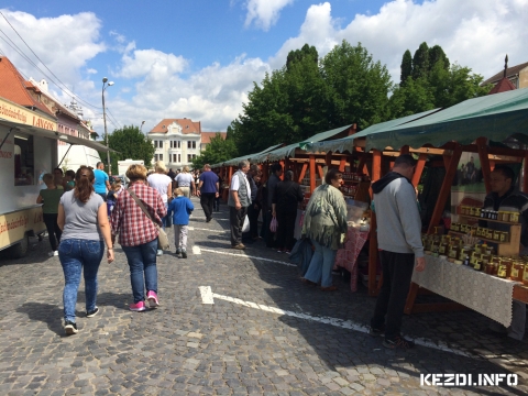 Okt�beri term�kv�s�r K�zdiv�s�rhely főter�n - 2016. okt�ber 8-�n szombaton reggel 9 �r�t�l d�lut�n 15 �r�ig a v�s�rl� hagyom�nyos m�don, term�szetes alapanyagokb�l k�sz�lt, fők�nt h�zilag k�sz�lt, friss sz�kelyf�ldi term�keket tal�l a főt�ren. 
