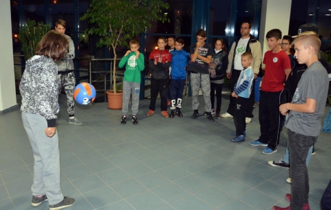 Mozg� D�lut�n a Tae-Bo �s a dek�z�s jegy�ben - A Z�ld Nap Egyes�let partners�gben a Sportirod�val �s a Pusk�s Ferenc Gombfoci Klubbal okt�ber 6-�n tizennegyedik alkalommal szervezte meg a Mozg� D�lut�n elnevez�sű esem�nyt. A cs�t�rt�ki esem�nyen k�sz�lt fot�k az egyes�let Facebook oldal�n megtekinthetőek.

A Sportcsarnokba lebonyol�tott rendezv�nyre mintegy 100 szem�ly l�togatott ki, gyermekek, ifjak �s felnőttek egyar�nt, akiknek lehetős�g�k volt asztaliteniszezni, gombfocizni, szaladni, betekint�st nyerhettek Tank� S�ndor edzőnek k�sz�nhetően a Tae Bo mozg�sba, ugyanakkor a kisebbek kipr�b�lhattak k�l�nb�ző faj�t�kokat is. A sz�nesebbn�l sz�nesebb programok z�r� momentumak�nt egy labdapattogtat� bajnoks�got, n�piesebben p�c�gtető ker�lt megszervez�sre.

A t�bb kateg�ri�ban meghirdetett dek�z�si verseny nyertese az ifjak kateg�ri�ban T�dor Nimr�d lett �s a gyerekekn�l pedig B�nffy Szabolcs ker�lt ki győztesnek. A nagy hagyom�nynak �rvendő Mozg� D�lut�n elsősorban a k�zdisz�ki fiatalok bevon�s�ra �sszpontosul, de csal�doknak sz�l� programok is sz�nes�tik. Alkalmank�nt a kisgyerekektől a felnőttekig minden koroszt�ly k�pviselteti mag�t �s kellemesen t�lti el a k�t �r�t.

T�mogat�: Erasmus plusz program

Fot�: R�duly Attila �s Enrique de paz Miguel