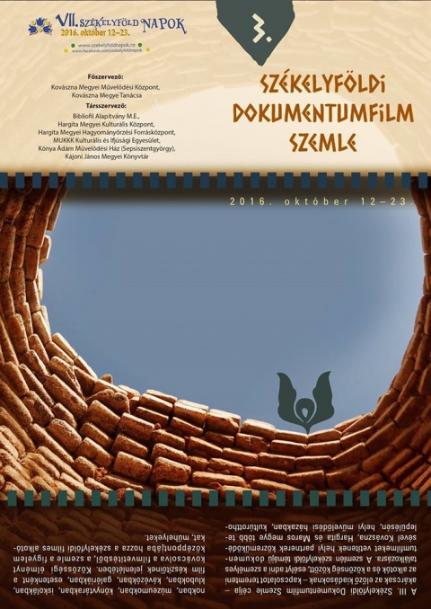 Sz�kelyf�ldi Dokumentum Filmszemle - 2016. okt�ber 14-�n, p�nteken  18 �r�t�l a Vigad� Művelőd�si H�z Gal�ri�j�ban Sz�kelyf�ldi Dokumentum Filmszemle ker�lt megszervez�sre.

18.00 KIPATTINTOTT NAPSZIL�NKOK 2015 (5`)
Cs�cs M�ria, Cs�cs P�ter - Cs�kszereda
�letmű-ki�ll�t�s szervez�s�vel �s k�nyvek megjelen�t�s�vel is k�sz�nt�tt�k Cs�kszered�ban, 2015-ben a 75 �ves M�rton �rp�d k�pzőműv�szt. A sz�let�snapi �nneps�get a Cs�ki Sz�kely M�zeumban szervezt�k. A miniportr� ez alkalomb�l k�sz�lt a Magyar Telev�zi� sz�m�ra.
18.10 K�TEL�KBEN 2015 (7`)
Somogyi Csaba, Bart�k Emese - Sepsiszentgy�rgy
A 80 esztendős Koszt�ndi Katalin Erd�ly legidősebb, ma is akt�van alkot� akvarellműv�sze. Alkot�saiban a sz�lőf�ld l�nyeg�t, lelk�t igyekszik megfogalmazni. T�rsa a 85 �ves Koszt�ndi Jenő festőműv�sz k�pfel�letei �ppen a l�tv�ny, a form�k felbontotts�ga, ritmiz�l�sa folyt�n egy�ntetűek �s monument�lisak. Ők hat �vtizede �lnek k�tel�kben, de mindv�gig megőrizt�k egy�ni l�t�sm�djukat.
18.30 KISM�RT�KBEN GY�GYSZER 2014 (43`)
Szab� K�roly - Sz�kelyudvarhely
Sz�kelyf�ld�n a gy�m�lcsfeldolgoz�snak nagy hagyom�nya van. �gy a vadon termő, mint a kerti gy�m�lcs�s�k sz�mos fehaszn�l�si m�dja ismert �s alkalmazott szezonr�l szezonra, gener�ci�k �ta. Jelen dokumentumfilm�nkben a gy�m�lcsp�rlatok, azaz a p�linkafőz�s hagyom�ny�nak j�rtunk ut�na.
19.20 Kőrispatak: p�tek-vas�rnap 2015 (48`)
Dacz� Katalin, Bersz�n �rus Gy�rgy - Rubin St�di� - Gyergy�szentmikl�s
A film egy sz�kelyf�ldi telep�l�s, Kőrispatak roma lakosainak mindennapjaiba ny�jt betekint�st. A szereplők egy r�sz a hagyom�nyos mesters�get folytat (b�dogoz�s, szalmakalap k�sz�t�s), m�sik r�sze pedig napsz�mb�l pr�b�l meg�lni. Az �nnepnapokon ki-ki a maga hite szerint im�dkozik, s mik�zben a rom�k �s a magyarok egy�tt gyakorolj�k vall�sukat, �jrair�dnak a kapcsolatok, �jra�rtelmeződnek a t�rsadalmi norm�k.
* Bel�p�s ingyenes.