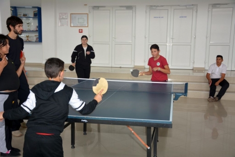 Őszi pingpong bajnoks�got szerveztek - K�zdiv�s�rhely �nkorm�nyzat�nak Sportirod�ja (Asztalitenisz Iskola) �s a Z�ld Nap Egyes�let okt�ber 19-�n Őszi Asztalitenisz Bajnoks�got szervezett amatőr sportol�k sz�m�ra. A szerda d�lut�ni rendezv�nyre k�l�nb�ző koroszt�lyokban t�bb mint negyvenen j�ttek el a v�rosi sportcsarnokba. A rendezv�nyen k�sz�lt fot�k megtekinthetők a Z�ld Nap Egyes�let Facebook oldal�n!

A test �s a l�lek egyens�lyban val� edz�se �rdek�ben �vente n�gy alkalommal k�l�nb�ző korcsoportok sz�m�ra megrendez�sre ker�lnek asztalitenisz bajnoks�gok. Ez alkalommal is a fi�k �s a l�nyok k�l�n kateg�ri�ban szerepeltek, hat asztalon m�rve �ssze pingpong tud�sukat. A t�bb�r�s k�zdelem ut�n a k�vetkező eredm�nyek sz�lettek:

Nyertesek n�vsora

Kicsik: I. B�lint Huba, II. Bidiga Viktor, III. B�lint �rs

L�nyok: I. Fekete Eszter II. Menyh�rt Zsanett III. Canea Kocsis Abig�l, Ny�guly Andrea

2006 � 2007-es koroszt�ly: I.G�vay Leon�rd II. Szigeti Norbert

2005-2004-es koroszt�ly: I. G�sp�r Norbert II. G�zsm�r Ernő III. Craciun Endre, �tv�s Attila

Felnőtt fi�k: I.Elekes Hunor II.Raff R�bert III. Enrique De Paz Miguel, Budi Ciprian

Felnőtt l�nyok: I. Sz�kely Emőke II. Pap Eszter Edina III. Zhenya Ohanyan

K�sz�nj�k a seg�tők r�szv�tel�t �s gratul�lunk a d�jazottaknak!

Fot�: Silvia Blanco Gonzalez