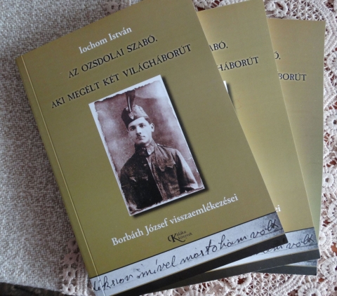 Iochom István - Az ozsdolai szabó aki megélt két világháborút - Borbáth József visszaemlékezései - Iochom István - Az ozsdolai szabó aki megélt két világháborút - Borbáth József visszaemlékezései.
Megjelent legújabb, tizenötödik könyve Iochom Istvánnak a sepsiszentgyörgyi Hármas Alapítvány Kaláka Könyvek sorozatában. Nyomta és kötötte a T3 Kiadó. A címlap és tördelés Csala Klára munkája. A könyvben az ozsdolai néhai Borbáth József visszaemlékezéseit dolgozta fel az író, a szerkesztés során a naplót alcímekkel látta el.
A kötet Sepsiszentgyörgyön és Kézdivásárhelyen a H-Press újságárudáiban, Iochom Ildikó reklámügynöknél (telefon: 0745 390 616), Ozsdolán pedig a Láros Közbirtokosság székhelyén vásárolható meg.
Egy kötet ára 23 lej.