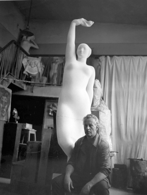 K�nyvbemutat� �s kerekasztal-besz�lget�s - Vetr� Artur. Jelz�sek a műv�szet �tvesztőiben - Quadro Gal�ria - Kolozsv�r - K�nyvbemutat� �s kerekasztal-besz�lget�s - Vetr� Artur. Jelz�sek a műv�szet �tvesztőiben - Quadro Gal�ria - Kolozsv�r

Vetr� Artur. Jelz�sek a műv�szet �tvesztőiben (egy szobr�sz jegyzetei műv�szetről, műv�szekről) 

K�nyvbemutat� �s kerekasztal-besz�lget�s 2016 okt�ber 27.-�n, cs�t�rt�k�n este 18:00 �rakor a Quadro Gal�ri�ban, Napoca (J�kai) 2�4. sz�m, I. emelet, 64. 

Megh�vottak: Vetr� Andr�s, Vetr� M�ria
Moder�tor: Sz�kely Sebesty�n Gy�rgy

Vetr� Artur - Jelz�sek a műv�szet �tvesztőiben (egy szobr�sz jegyzetei műv�szetről, műv�szekről) � Kolozsv�r, 2016 � c�mű k�tet bemutat�ja. Az esem�nyen r�szt vesz Vetr� M�ria, Vetr� Artur �zvegye, illetve Vetro Andr�s szobr�sz, a műv�sz fia, akik a műv�sz �let�t, bar�ts�gait �s azt a k�rnyezetet fogj�k felid�zni, amelyben az �r�sok sz�lettek.

A műv�sz �r�sainak alapj�t azok a magn�ra v�telezett besz�lget�sek, gondolatok k�pezik, amelyeket Vetro r�gz�tett műterm�ben, p�lyat�rsak l�togat�sa alkalm�val. Ezeket k�s�rik azok a műalkot�sk�nt is jelentős v�zlatok, amelyeket a műv�sz koll�g�ir�l k�sz�tett. Vetro Arturnak siker�lt ,,kicsikarni'' egyfajta alkot�i hitvall�st Nagy Albert festőműv�szből, de a k�tetben Mohy S�ndor saj�tos vil�g�ba is betekint�st nyerhet�nk, ugyanakkor Nagy Imre munk�ss�g�r�l, illetve F�l�p Antal Andor k�pi vil�g�r�l is �rt�kes r�szleteket tudhatunk meg. A k�nyvben Vetro elb�cs�zik p�lyat�rs�t�l, Forr� Antalt�l, visszaeml�kezik Gallasz N�ndorra, �s sz�let�snapjuk alkalm�val k�sz�nti Romul Lade�t �s Vida G�z�t.

Vetro Artur feljegyz�sei tov�bb� kit�rnek Bene J�zsef, Medgyessy Ferenc, Constantin Br�ncuși, �tienne Hajdu, illetve Szerv�tiusz Tibor munk�ss�g�ra is. A k�tetben helyet kaptak a szobr�sz jegyzetei a műv�szi tudatr�l, kritik�r�l, illetve az irodalom �s a k�pzőműv�szet viszony�r�l.

A kiadv�ny szerkesztője szerint a k�tet rem�lhetőleg hozz�j�rul ahhoz, hogy a műv�szekkel folytatott besz�lget�sek �s a r�luk k�sz�tett portr�-v�zlatok gazdag�ts�k egyre bőv�lő szellemi kincsest�runkat.

Vetr� Andr�s, a műv�sz fia �s a k�nyv szerkesztője �gy vall a k�tetről: 'Kis l�ngol� m�csesk�nt hat, melynek f�nye k�doszlat� �s �tmutat� szerepet kap a műv�szet �tvesztőj�ben. Egyfajta l�tlelet kort�rsakr�l, egy csokorba k�tve, meg�rva �s rajzolva.'

https://www.facebook.com/events/820096211426078/