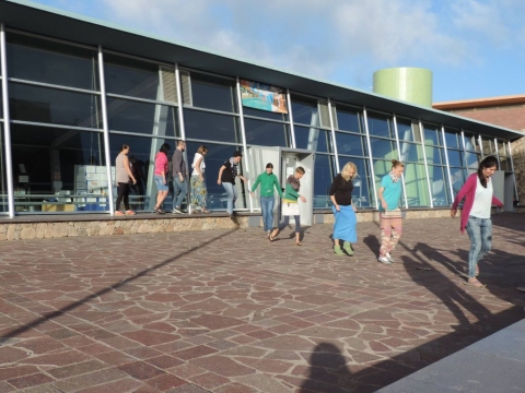 Erasmus+ - Gamifik�l�dtak a z�ldnaposok - T�th Csilla �s �tv�s Bogl�rka Tenerife sziget�n - Egy viszonylag �j fogalommal, a �gamifik�ci�val� ismerkedtek kilenc m�sik orsz�g r�sztvevőivel egy�tt a Z�ld Nap Egyes�let �nk�ntesei T�th Csilla �s �tv�s Bogl�rka. A Green Gaming (Z�ld J�t�kok) elnevez�sű, non-form�lis oktat�si m�dszereket ismertető, Erasmus+ program r�v�n �letre h�vott k�pz�st Tenerife sziget�n, Guia de Isora telep�l�sen tartott�k 2016 okt�ber 7 - 14. k�z�tt. A tr�ningen k�sz�lt fot�k az egyes�let Facebook oldal�n tekinthetőek meg.

A k�zdiv�s�rhelyi Z�ld Nap Egyes�lettel Erasmus+ programon bel�l m�r �vek �ta j� partners�get �pol� IslaCreactiva Egyes�let megh�v�s�ra k�t k�zdiv�s�rhelyi fiatal vehetett r�szt a k�rnyezetv�delmi t�m�ban megszervezett tr�ningen, ahol az online �s offline j�t�kok h�tk�znapi tev�kenys�gekben, oktat�sban, munkahelyen val� pozit�v hozad�kaival ismerkedhettek. A gamifik�ci� azt vizsg�lja, hogy a j�t�kok műk�d�s�t, motiv�ci�s erej�t, kompetenciafejlesztő hat�sait mik�nt lehetne �t�ltetni j�t�kon k�v�li k�rnyezetbe. Mik�nt foghat� meg a j�t�kok hasznoss�ga t�rsadalmi �s egy�ni szinten egyar�nt. Erre kerest�k a v�laszt a Spanyol-, Olasz, Cseh, Lengyel-, Lett-, G�r�g- �s Magyarorsz�gr�l, valamint Rom�ni�b�l, Portug�li�b�l �s Alb�ni�b�l �sszesereglett ifj�s�gi munk�sok (youthworkers), hiszen tagadhatatlan, hogy az �let k�l�nb�ző ter�letein motiv�ci�s v�ls�g uralkodik, legyen sz� a csal�dr�l, iskol�r�l, munkahelyről vagy az �zleti �letről. A r�gi hagyom�nyos m�dszerekkel egyre nehezebb motiv�lni az embereket, �jfajta megk�zel�t�sre van teh�t sz�ks�g. Ebben a kulcssz� mindenk�ppen az �lm�ny ny�jt�sa: erre hivatottak a manaps�g egyre n�pszerűbb online �s offline j�t�kok.

B�r m�g mindig alapvetően negat�v a sz�m�t�g�pes j�t�kok �s j�t�kosaik meg�t�l�se, a mobiltechnol�gia � mint j�t�kplatform � az �gynevezett geolok�ci�s alkalmaz�sok �s j�t�kok r�v�n m�r kor�bban sikeresen kimozd�totta a felhaszn�l�kat a sz�m�t�g�p mellől. Ezt pr�b�lt�k bebizony�tani a szervezők felk�r�s�re Carmine �s B�ra Rodi ifj�s�gi tr�nerek, valamint David Perdomo akik amellett, hogy r�szletes t�j�koztat�t ny�jtottak a j�t�kok �ltal biztos�tott tan�t�si-tanul�si m�dszerek sz�les sk�l�j�r�l, igen mozgalmas, �lm�nyd�s keretek k�z�tt ismertett�k pl. a m�ly �kol�gia (deep ecology), j�t�kmechanika, storytelling (t�rt�netmes�l�s), vagy az ActionBound telefonos applik�ci� rejtelmeit.

A h�tnapos k�pz�sen a 23 �s 40 �v k�z�tti r�sztvevők egy ifj�s�gi napot is szerveztek � a vend�gl�t� egyes�lettel �s az �nkorm�nyzattal kar�ltve � ahol a Guia de Isor�r�l �s k�rny�k�ről �sszesereglett fiatalokkal ismertett�k az alternat�v sz�rakoz�s lehetős�geiről. Alkalmuk ny�lt �j j�t�kok kieszel�s�re, kidolgoz�s�ra, valamint ezek letesztel�s�re is a fiatalok k�r�ben.

A k�rny�k bej�r�sa sem szerepelt m�sod- vagy harmadlagos c�lk�nt: helyi kult�r�val �s mesesz�p t�jakkal ismerkedhettek a fiatalok, ez�ttal nem a k�zponti attrakci�nak sz�m�t� El Teide vulk�n volt a kir�ndul�sok c�lpontja, hanem a Masca-v�lgy Term�szetv�delmi Ter�let, illetve a Las Gigantes (�ri�sok) tengerbe ny�l� szikl�i. Egym�s kult�r�j�val val� ismerked�st is biztos�tottak a szervezők: est�nk�nt mindenki bemutatta az otthoni egyes�let�t, r�gi�j�t, illetve gasztron�miai k�stol�val (amit persze a rep�lő is elb�r) �szeml�ltette� az orsz�g szok�sait, ahonnan �rkezett.

A k�pz�s a m�r t�bb �ve sikeresen zajl�, K�zdiv�s�rhelyre is sz�mos orsz�gb�l �nk�nteseket hoz� �s ifj�s�gi cser�ket biztos�t� Erasmus+ program r�v�n val�sulhatott meg, melynek 2017-re sz�l� �tmutat�ja nemr�g jelent meg a https://ec.europa.eu/programmes/erasmus-plus/ honlapon.

Szerző: �tv�s Bogl�rka